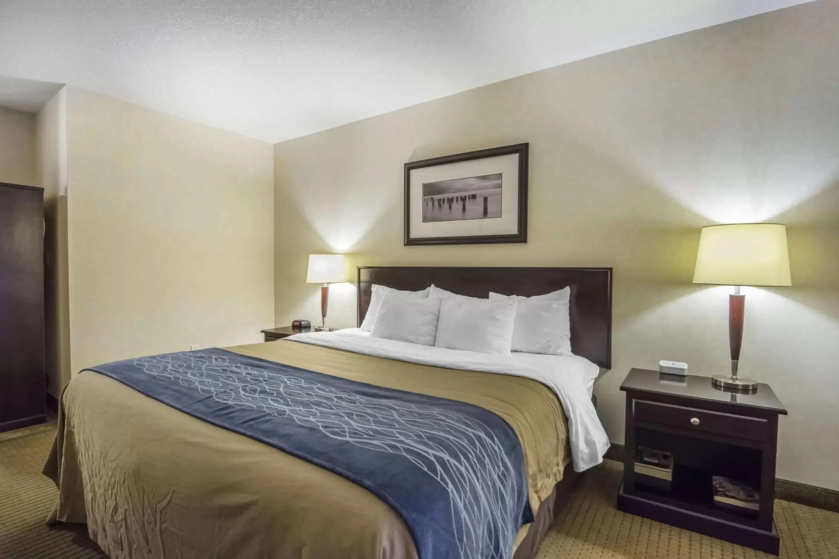 Photo of the whole room, Bed in Comfort Inn & Suites Edson