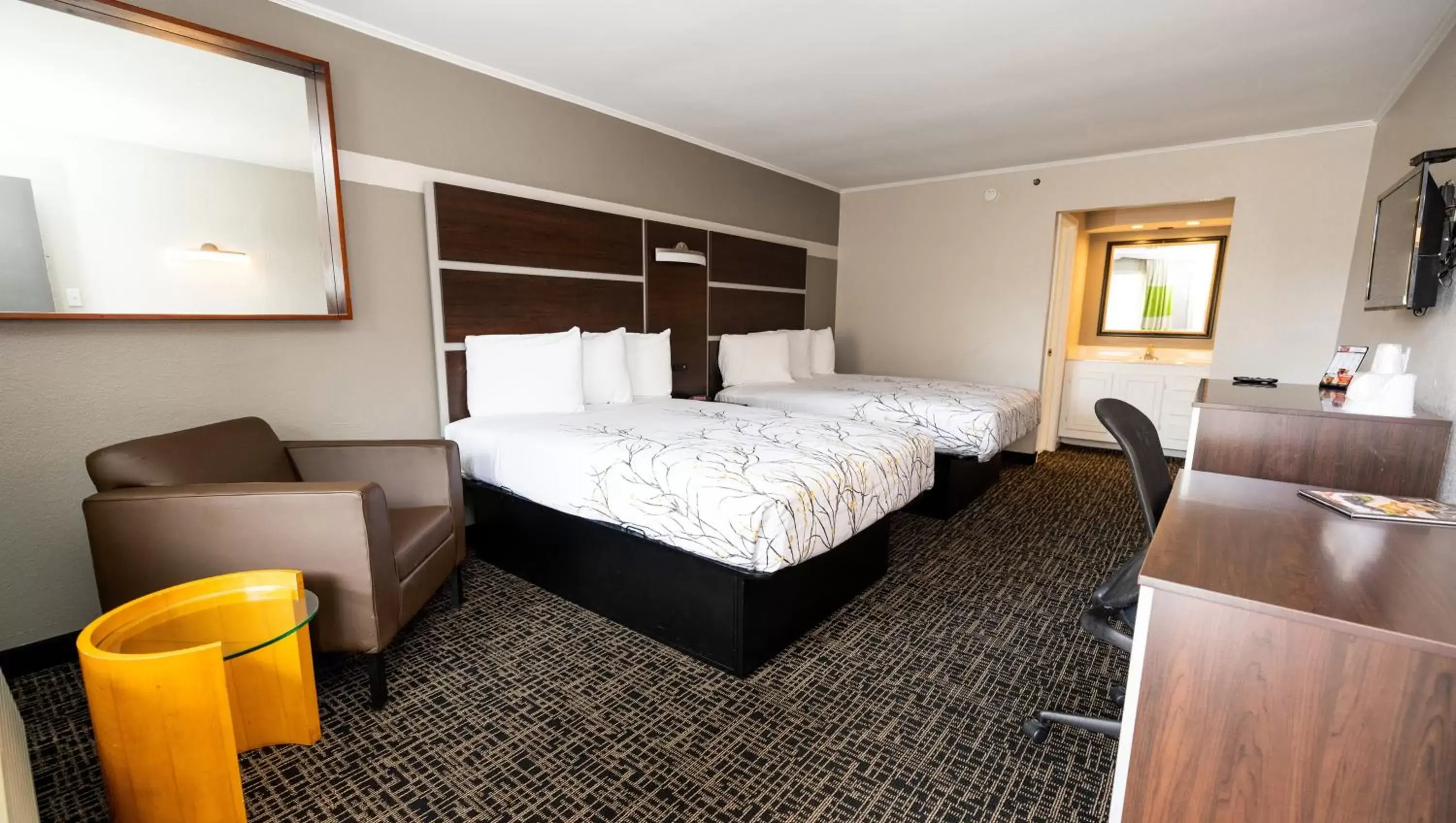 Bedroom in Magnuson Hotel Virginia Beach