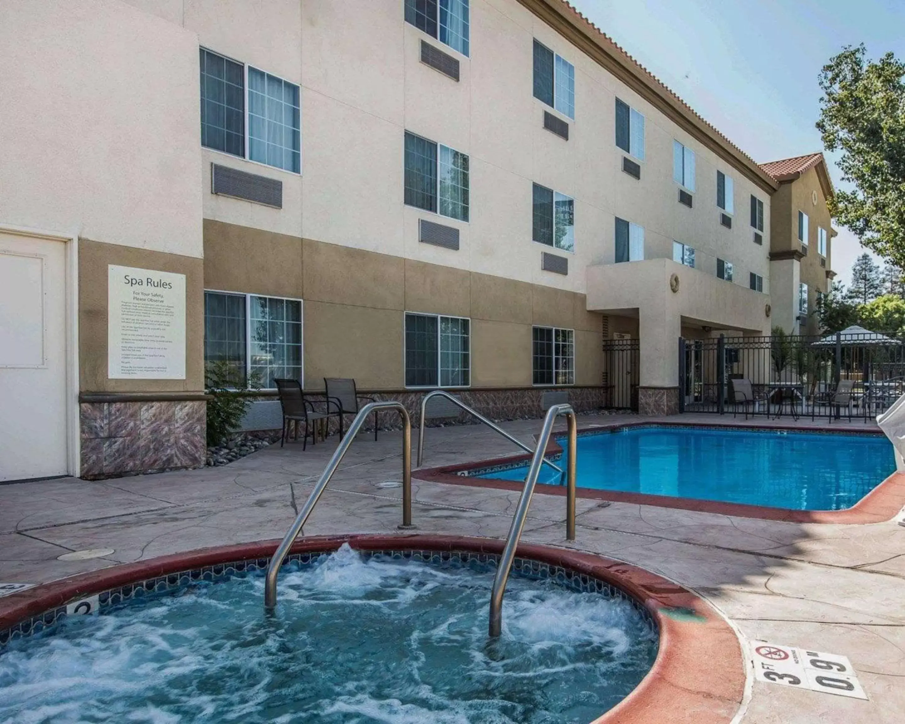Swimming pool in Comfort Suites Bakersfield Swimming pool in Comfort Suites Bakersfield