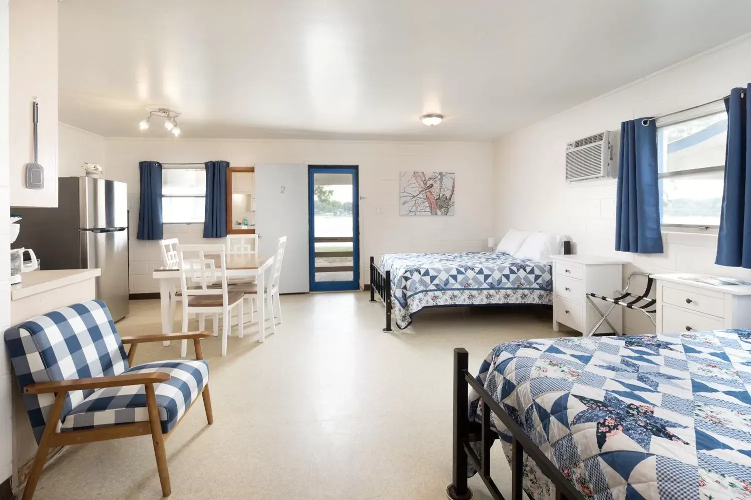 Bed, Seating Area in Oasis Lake Buchanan