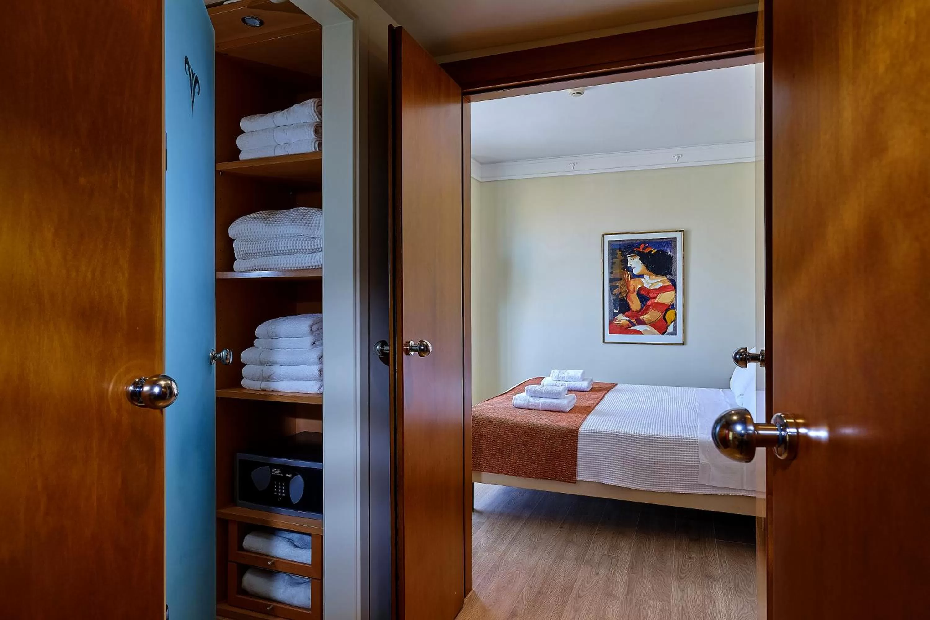 Photo of the whole room, Bed in Atrion Hotel