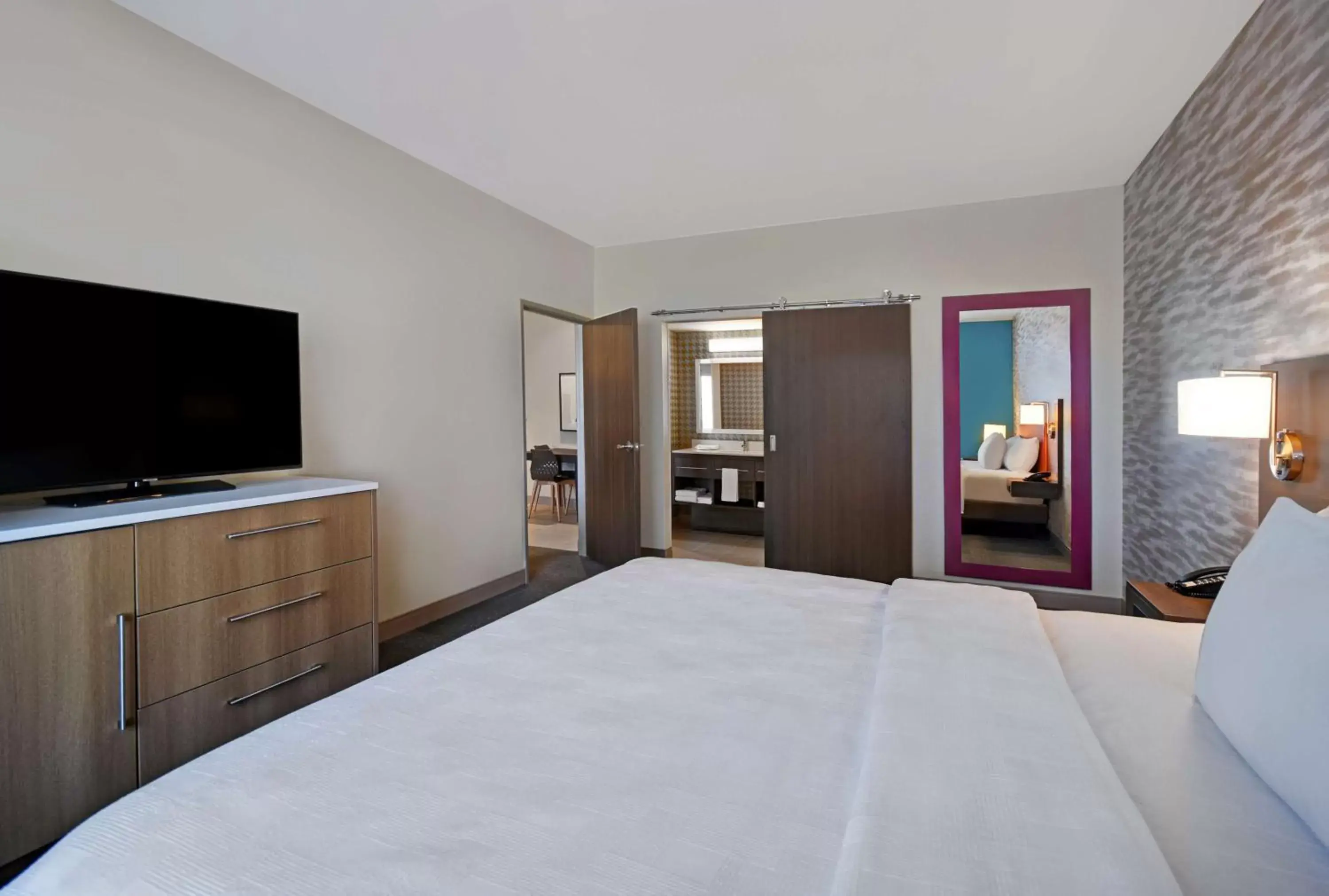 Bedroom, Bed in Home2 Suites By Hilton Columbus