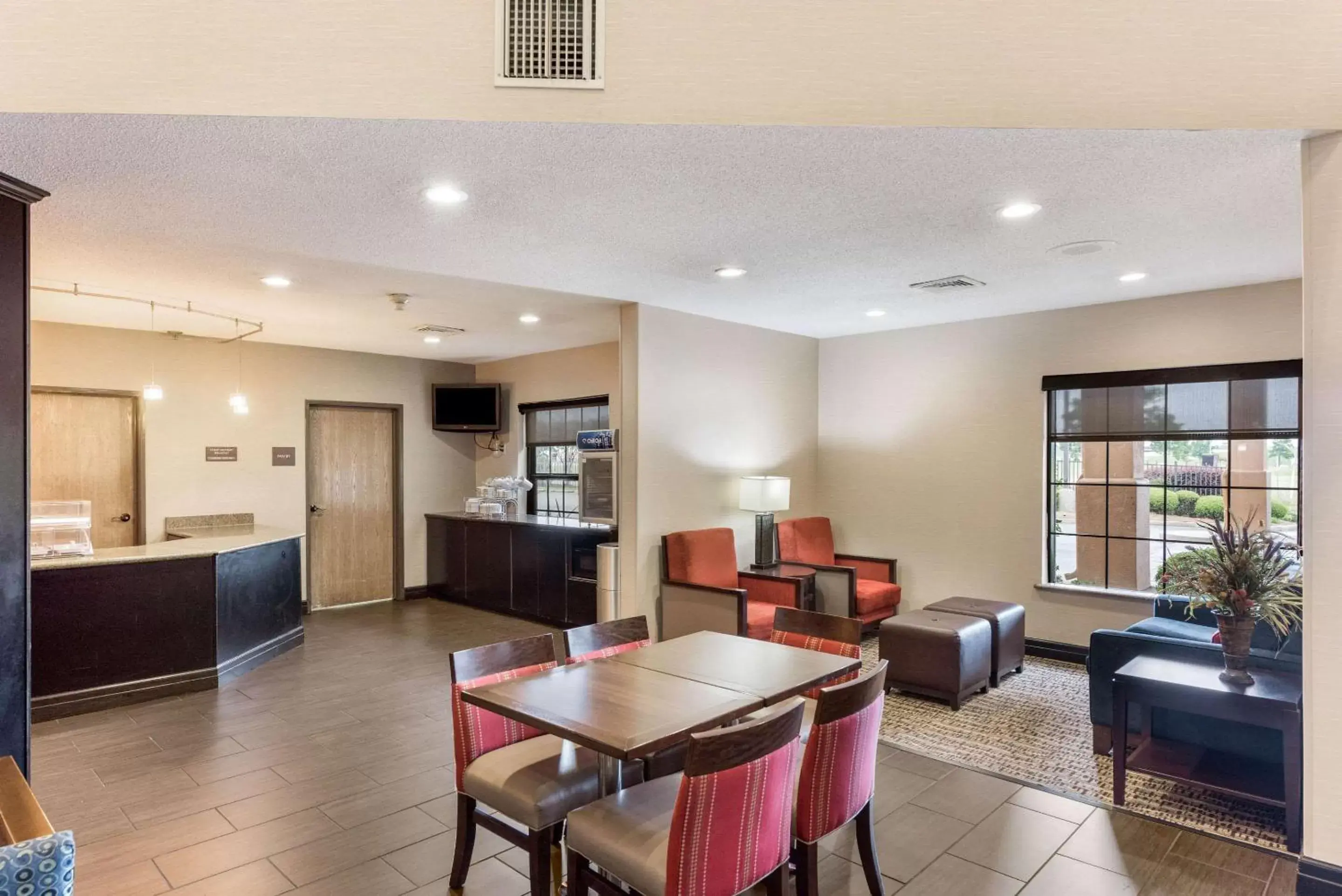 Lobby or reception in Comfort Suites Monroe