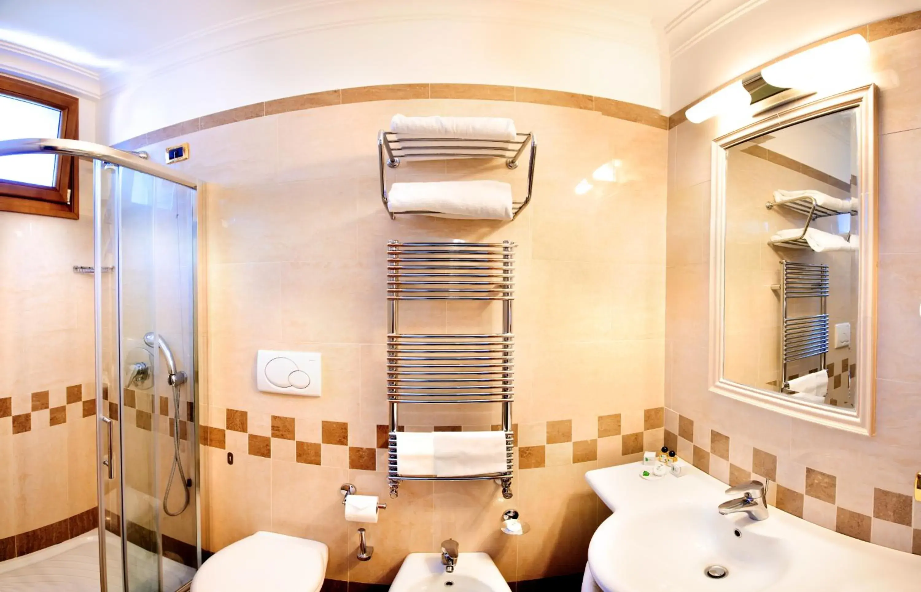 Shower, Bathroom in Comfort Hotel Gardenia Sorrento Coast