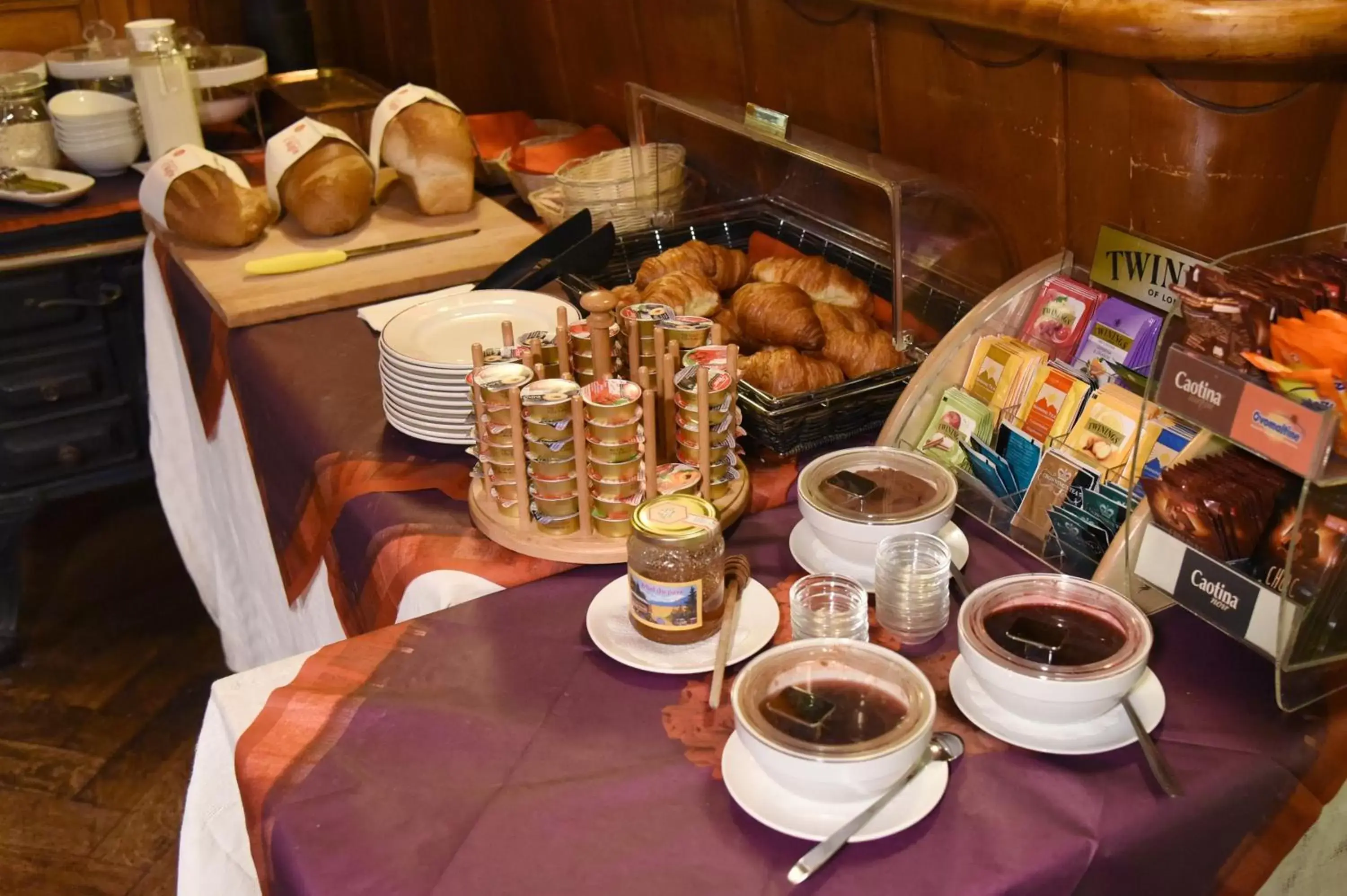 Buffet breakfast in Hôtel de l'Aigle