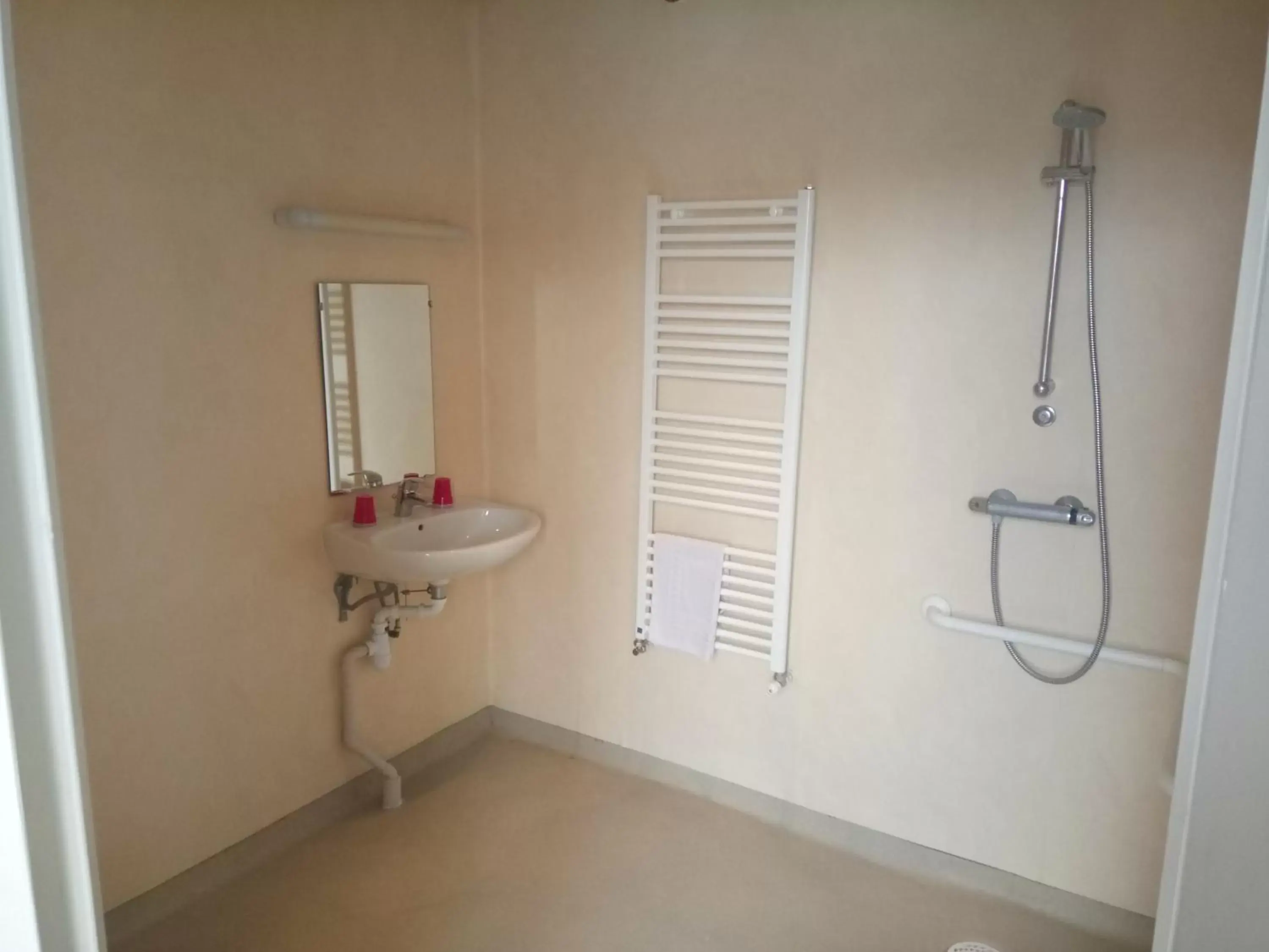 Shower, Bathroom in Auberge des Remparts