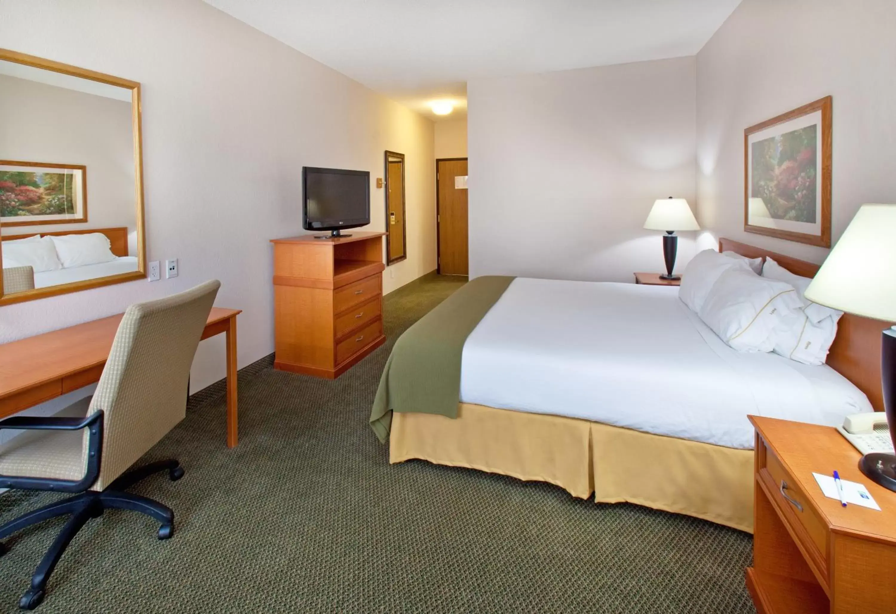 Photo of the whole room, Bed in GrandStay Hotel & Suites Pella