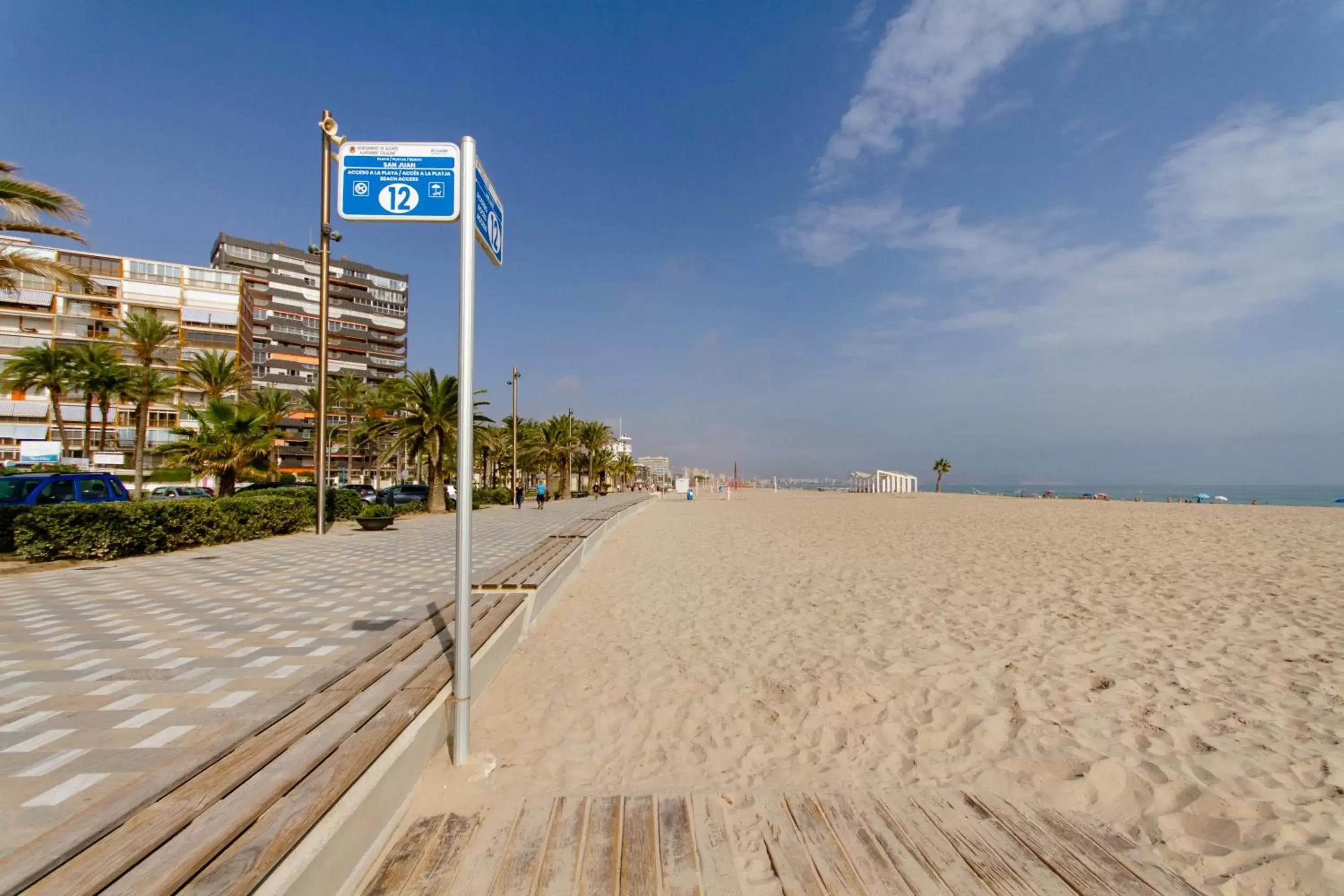 Area and facilities, Beach in Hotel Castilla Alicante