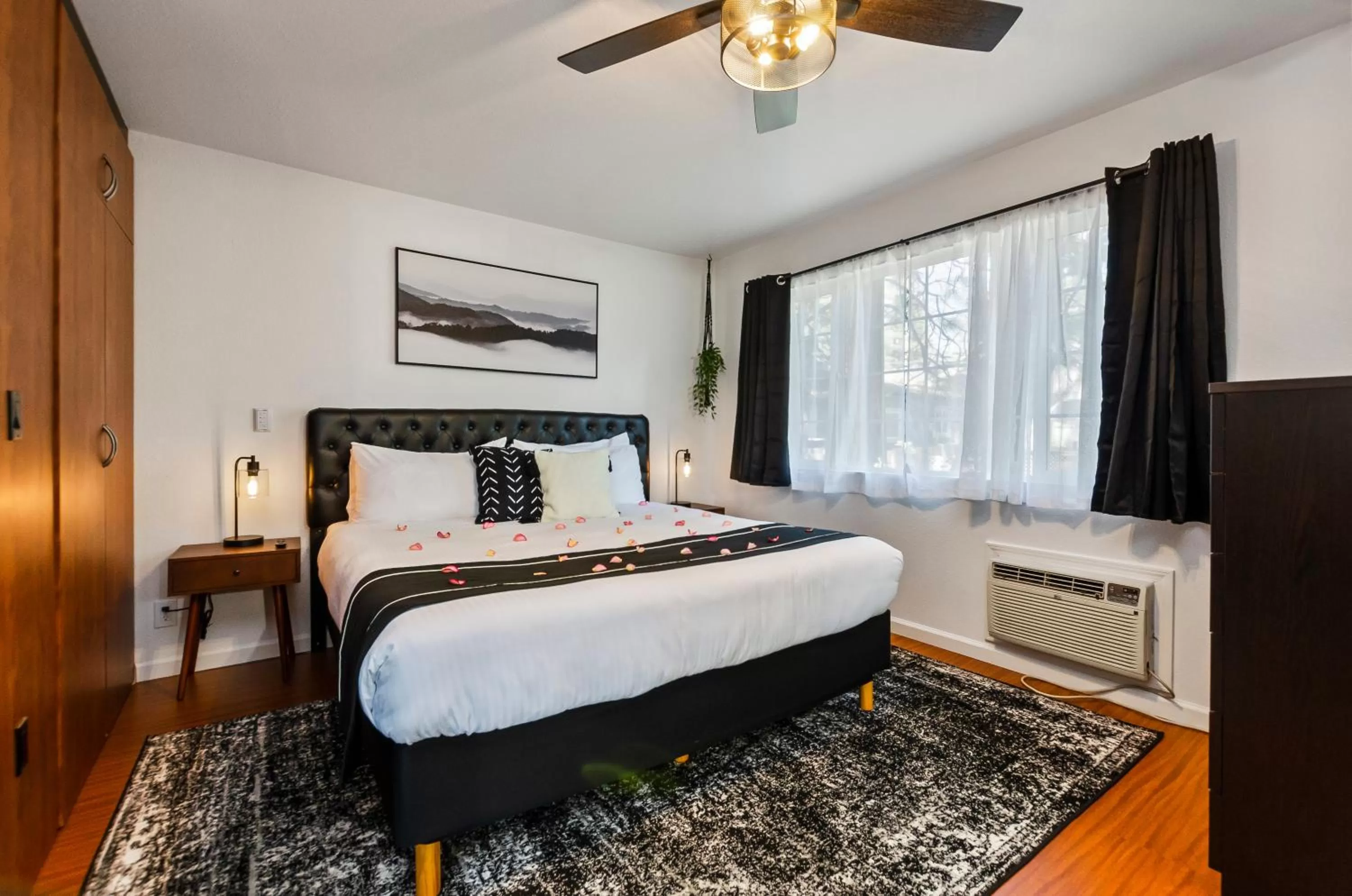 Bed in The Jeffrey Hotel