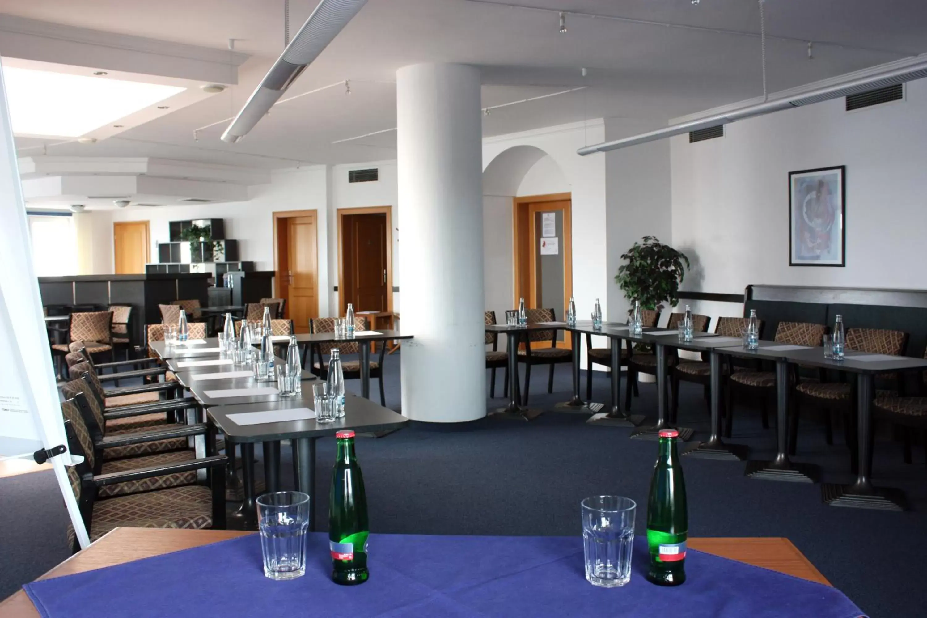 Business facilities, Restaurant/Places to Eat in Hotel Theresia