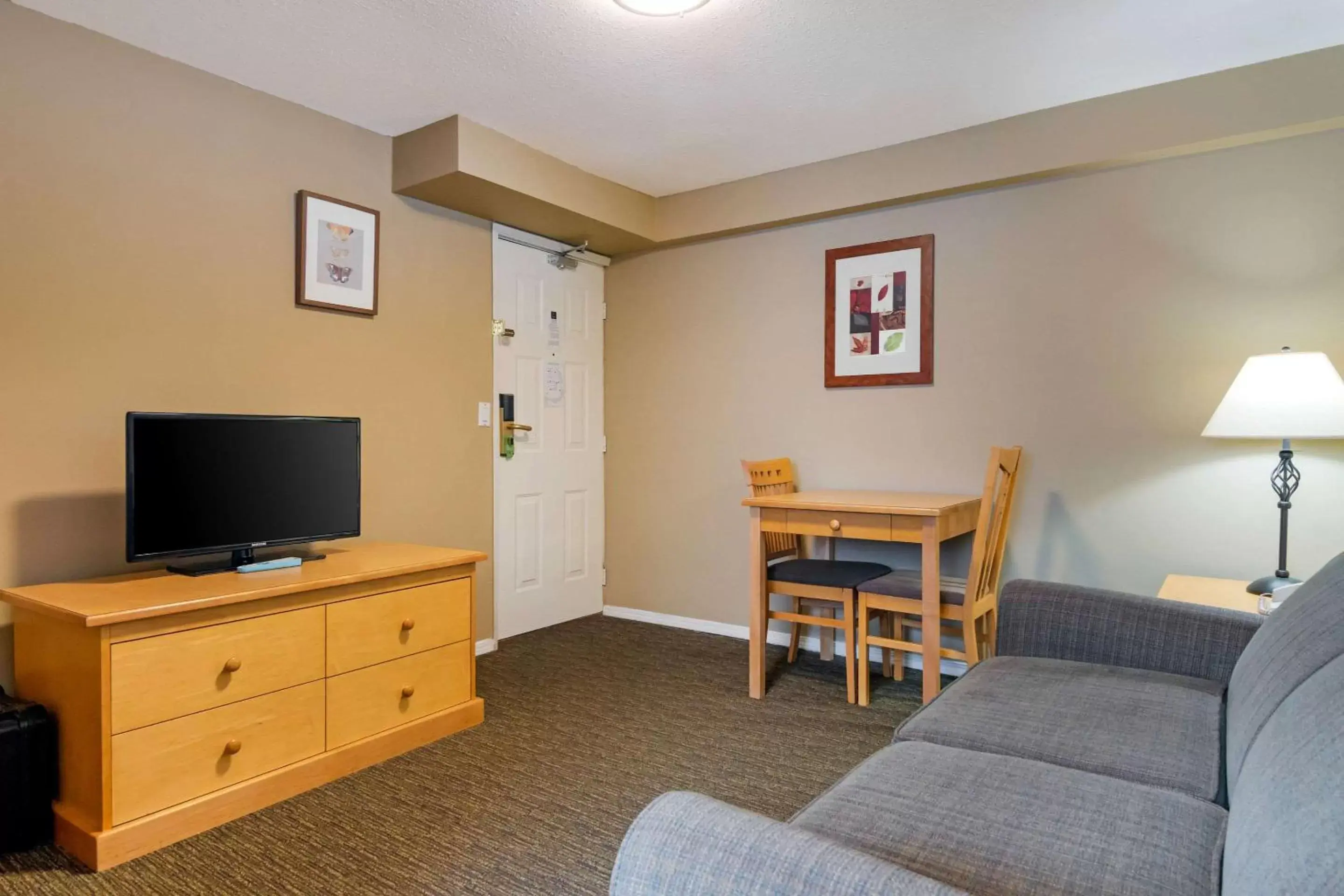 Bedroom, TV/Entertainment Center in Econo Lodge Inn & Suites - North Vancouver