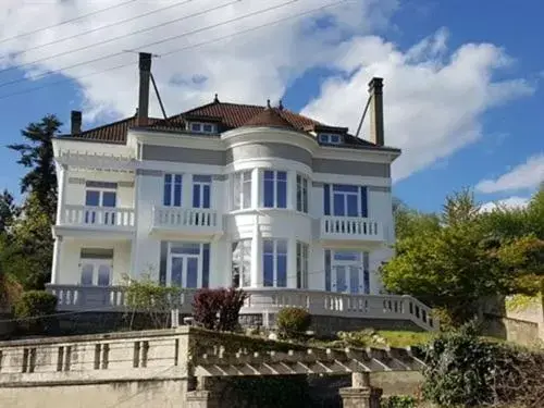 Property Building in Villa Fani