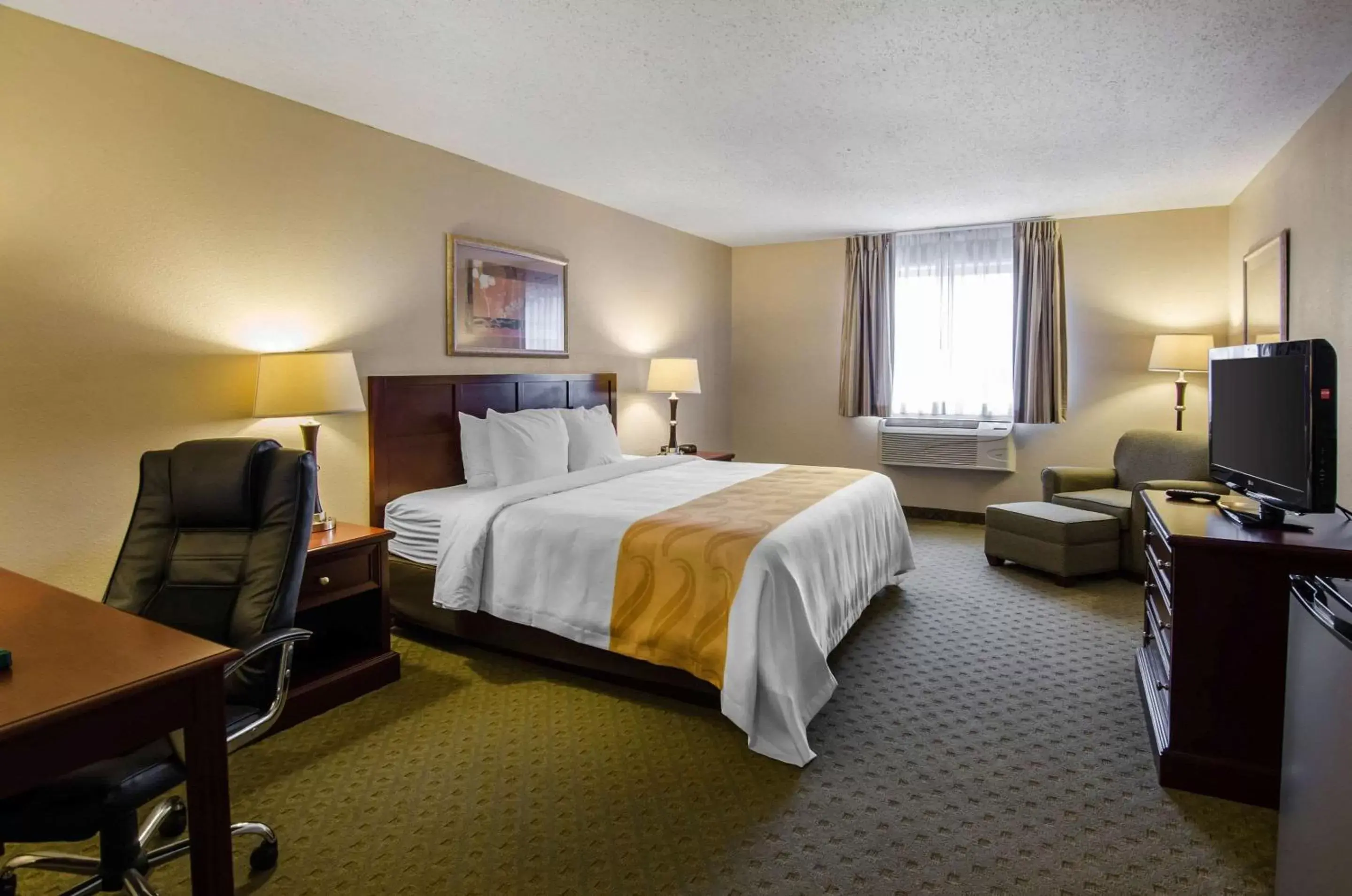 Photo of the whole room in Quality Inn Summersville