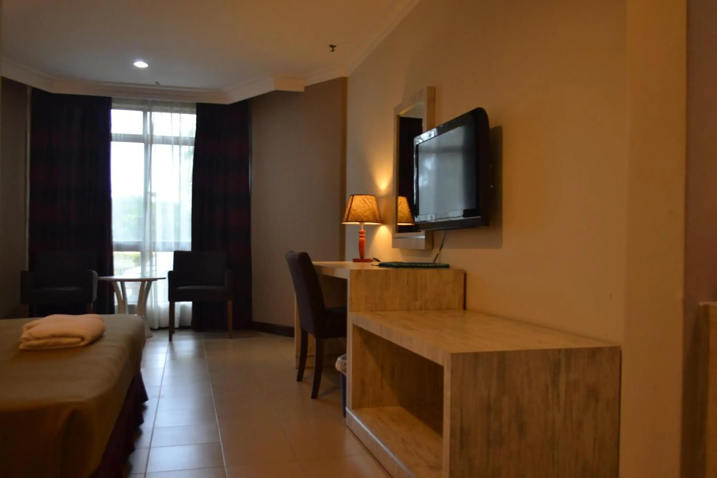 Bedroom, TV/Entertainment Center in De Rhu Beach Resort