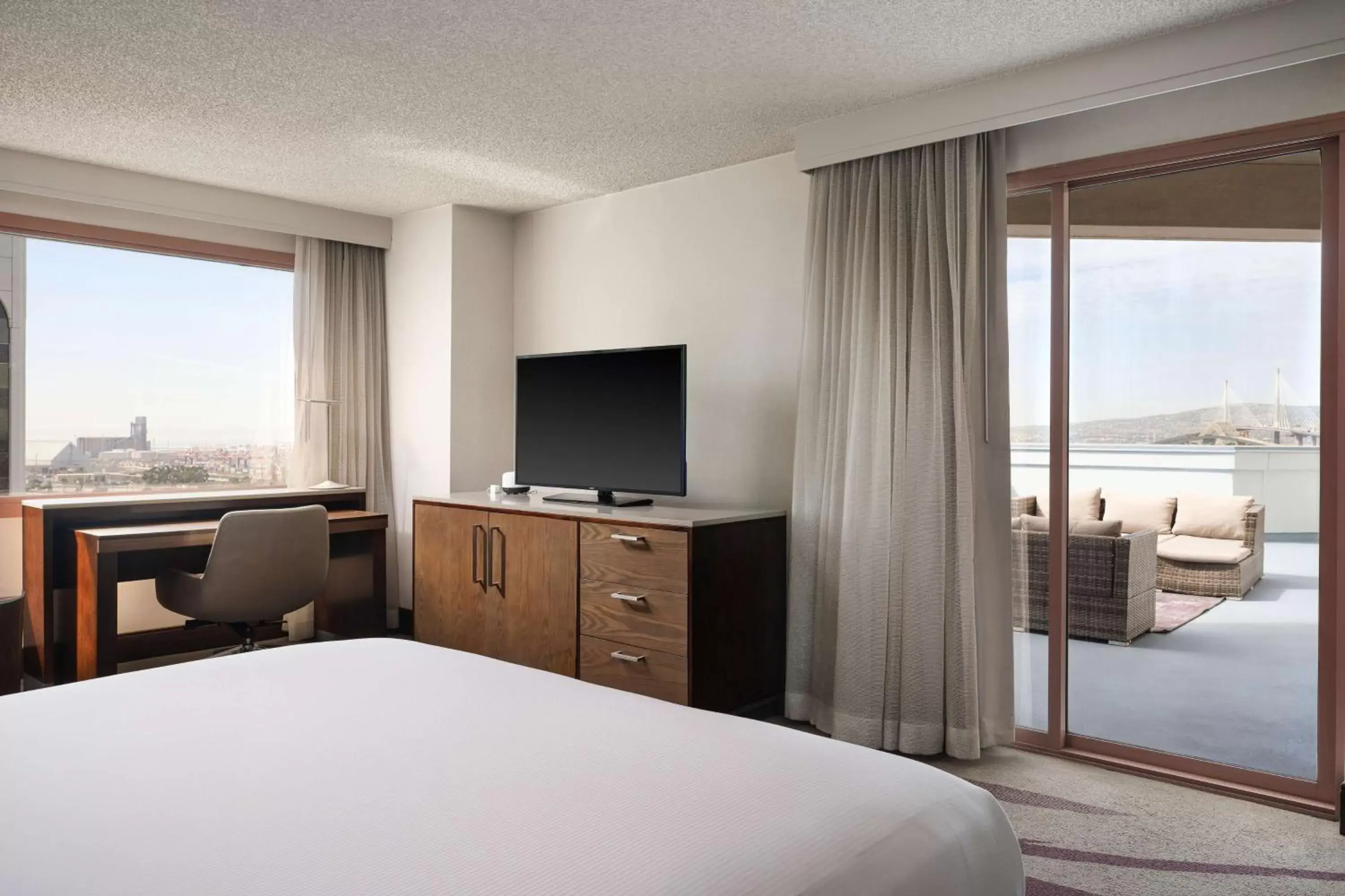 View (from property/room), TV/Entertainment Center in Hilton Long Beach Hotel