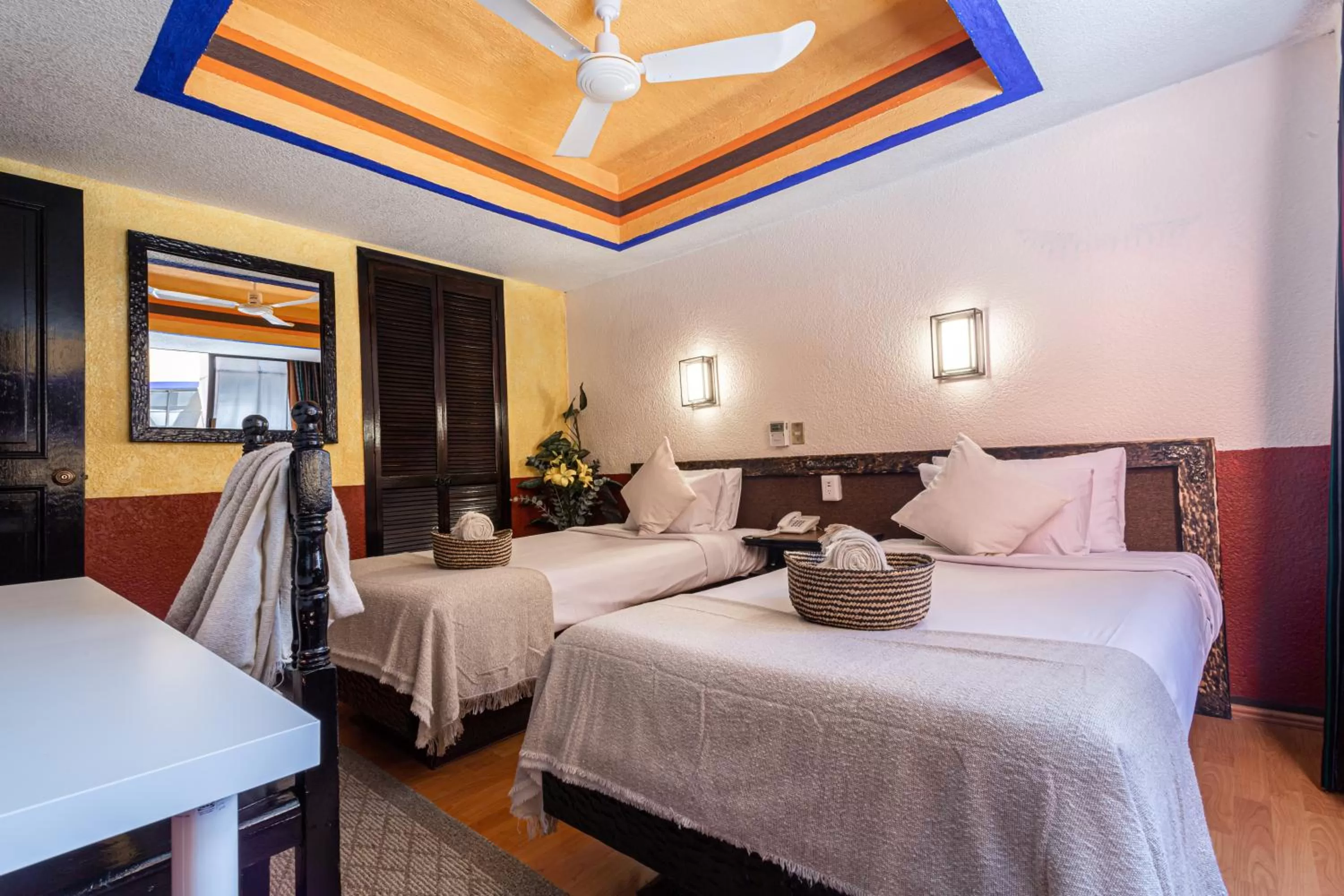 Photo of the whole room, Bed in Soy Local CDMX