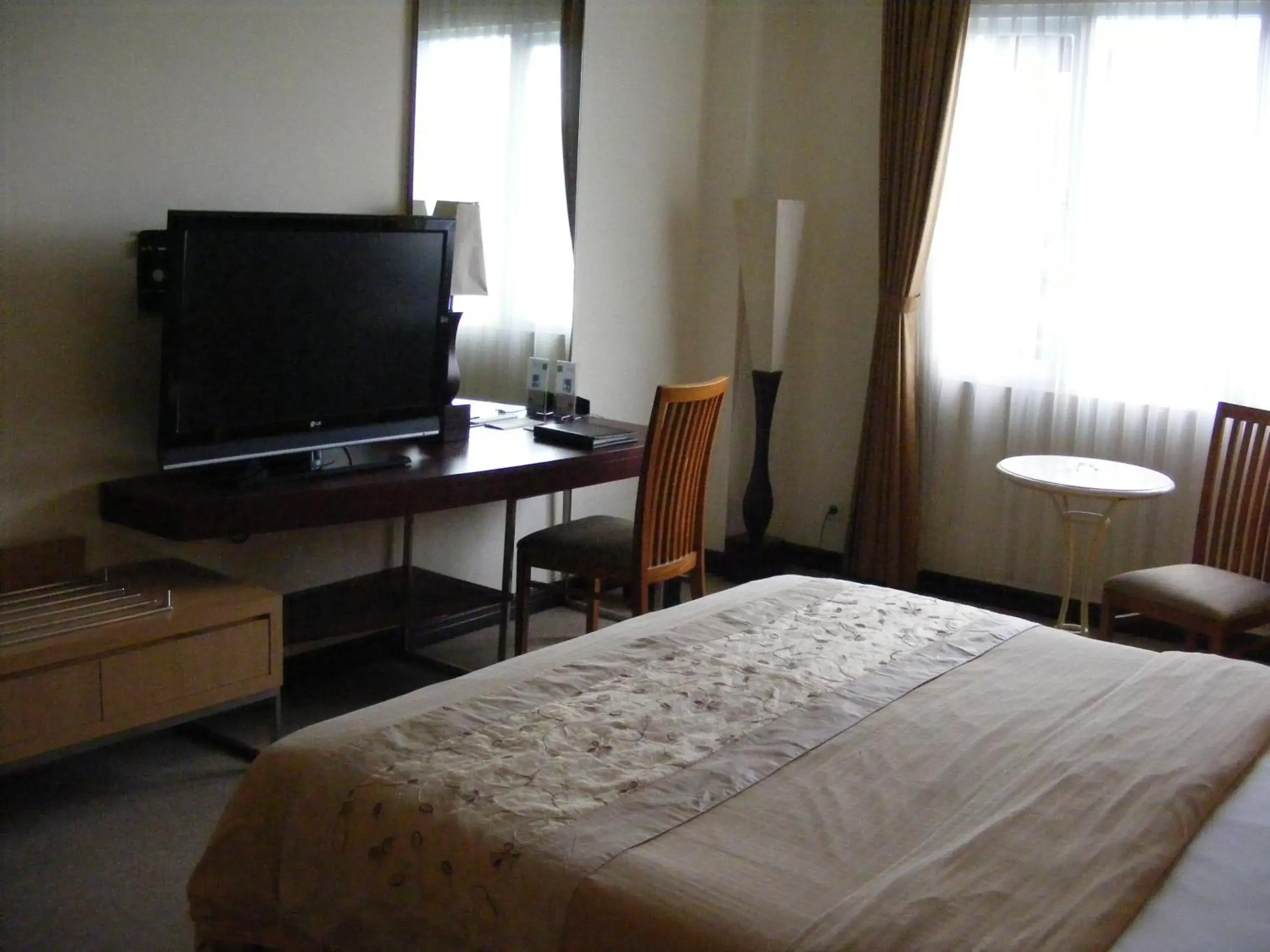 Bed, TV/Entertainment Center in Grand Serela Setiabudhi Bandung