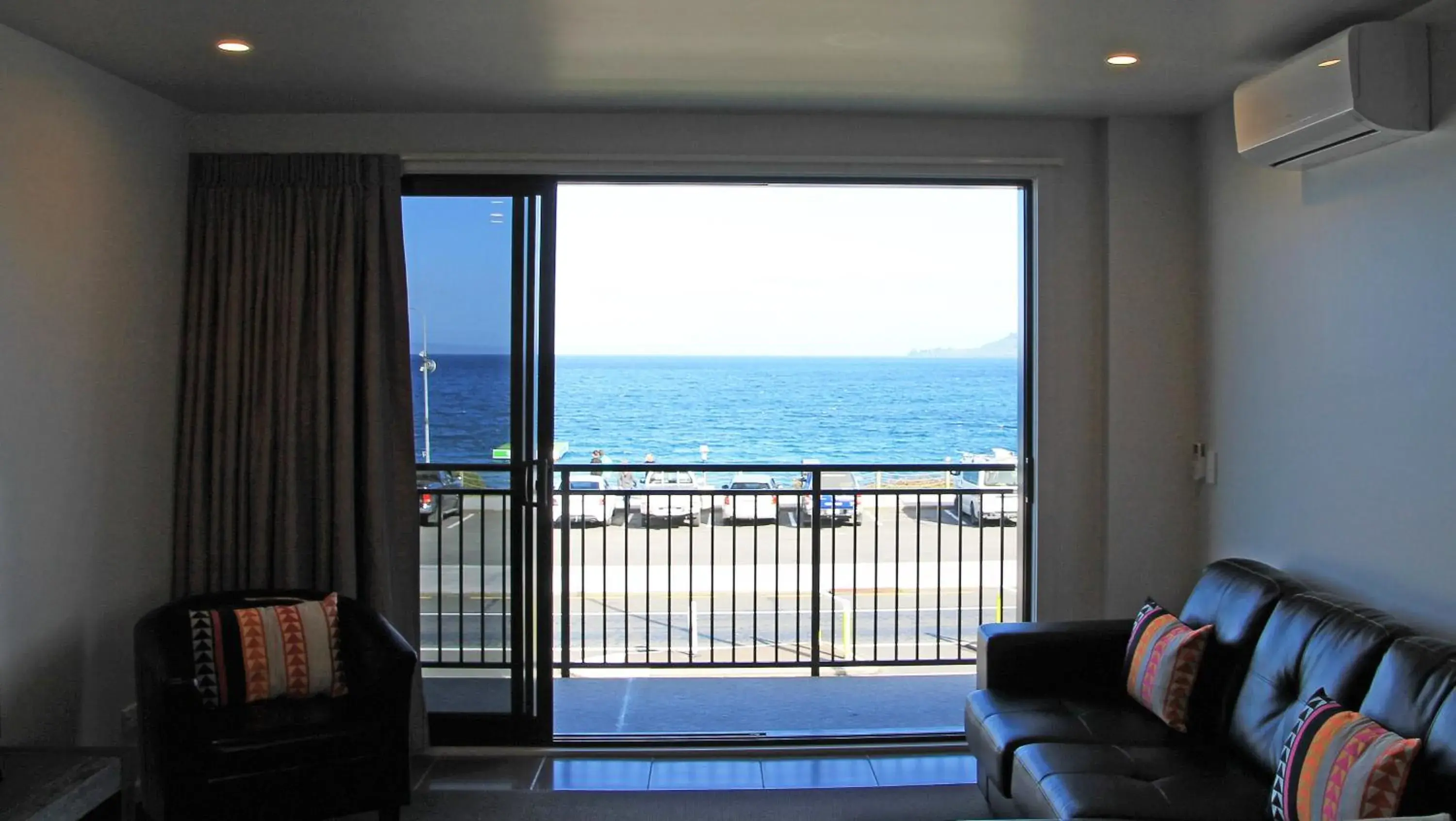 Balcony/Terrace, Seating Area in Acacia Lake View Motel