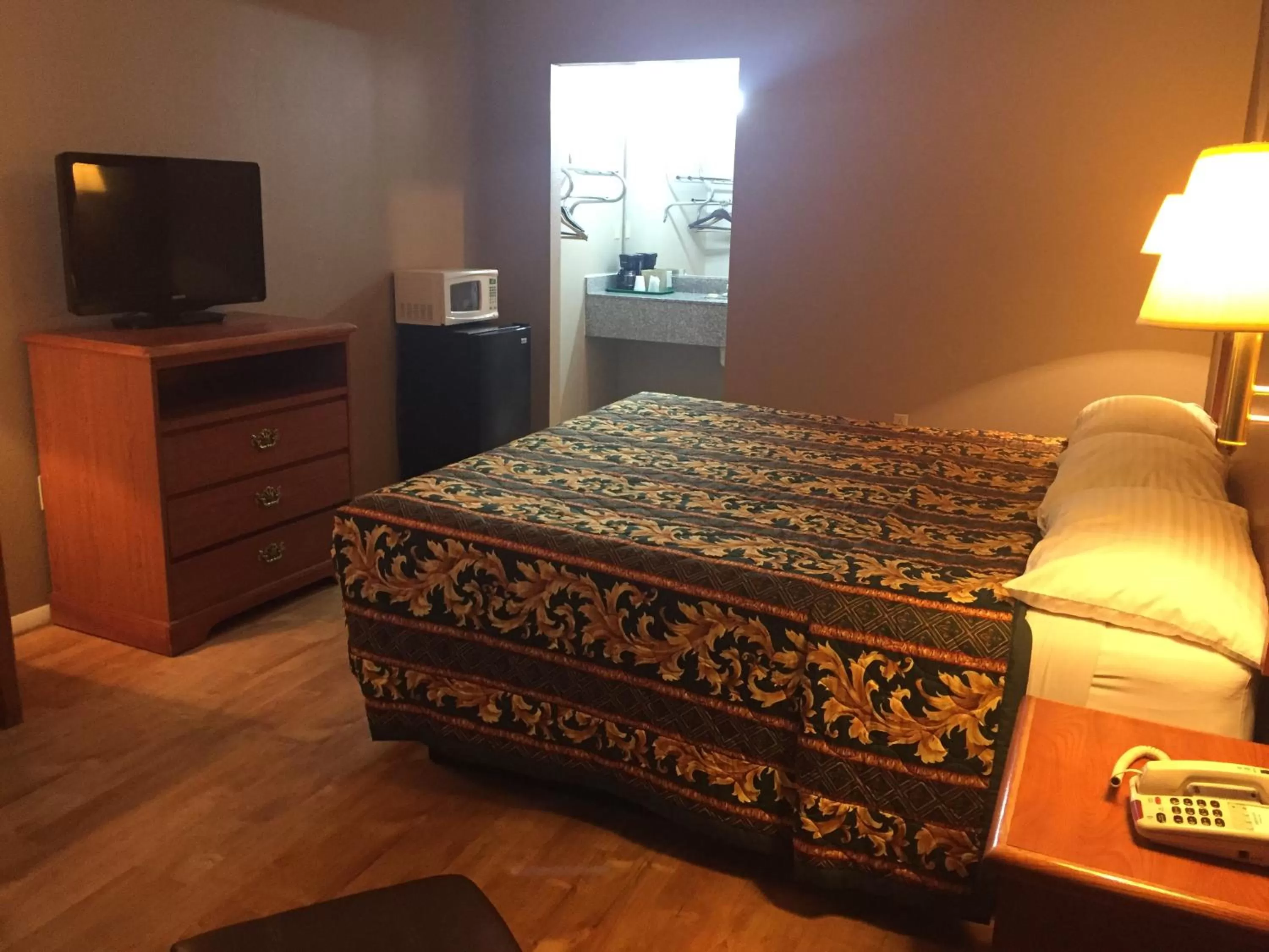 Bed in Deerfield Inn New Johnsonville