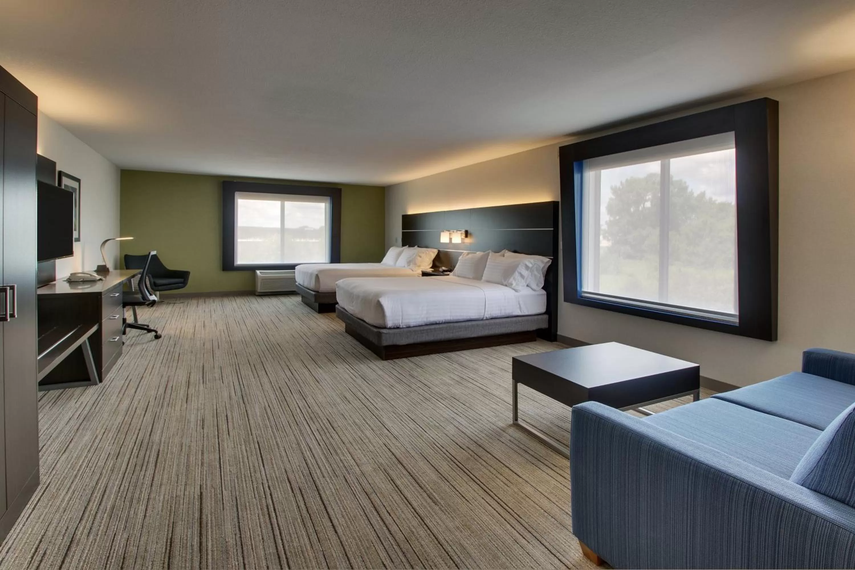 Photo of the whole room, Bed in Holiday Inn Express Hotel & Suites Morris by IHG