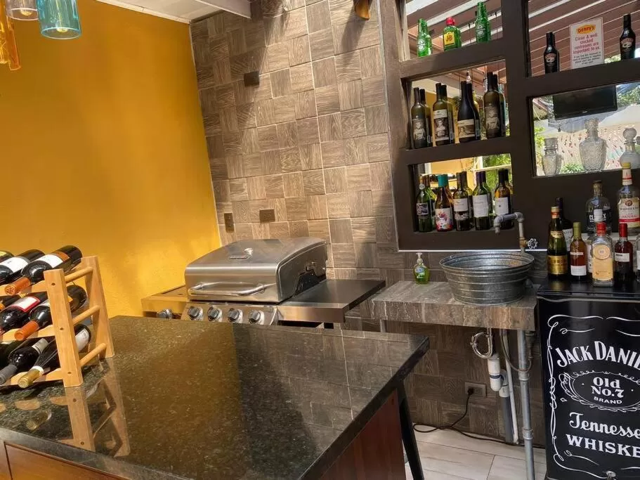 Communal kitchen in Airport SJO Residence - Edward & Familia Inn