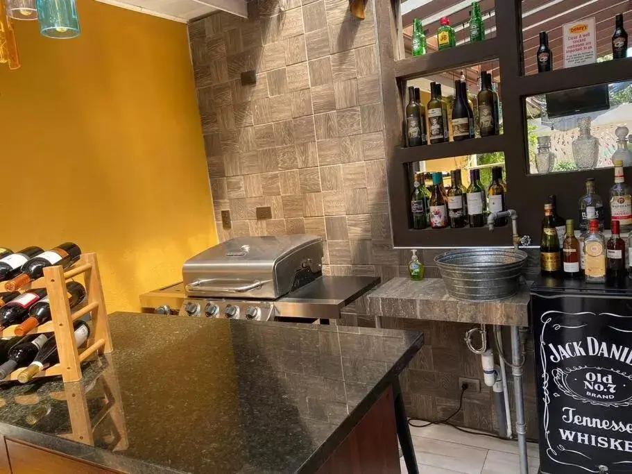 Communal kitchen in Airport SJO Residence - Edward & Familia Inn