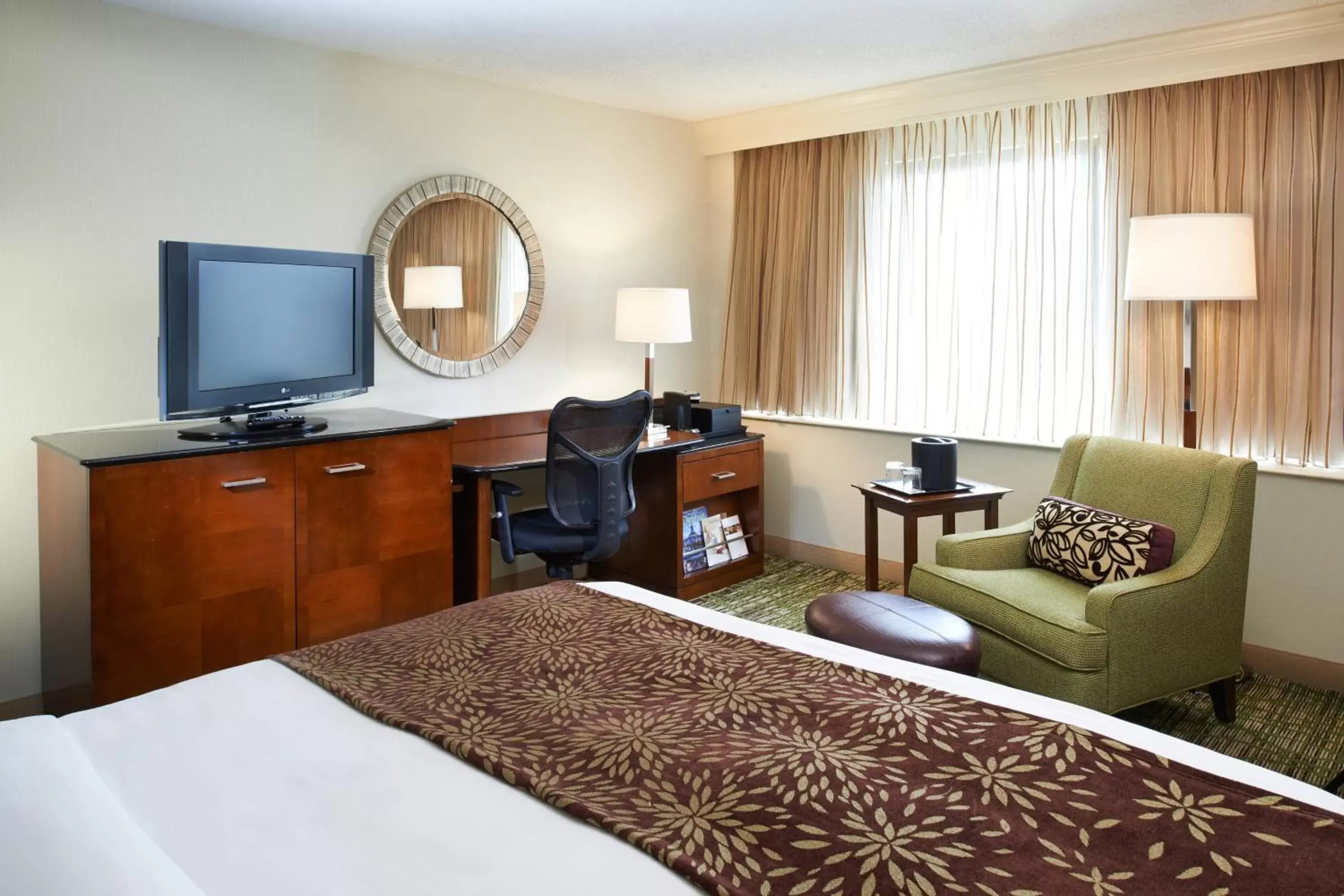 Photo of the whole room, TV/Entertainment Center in Detroit Marriott Livonia