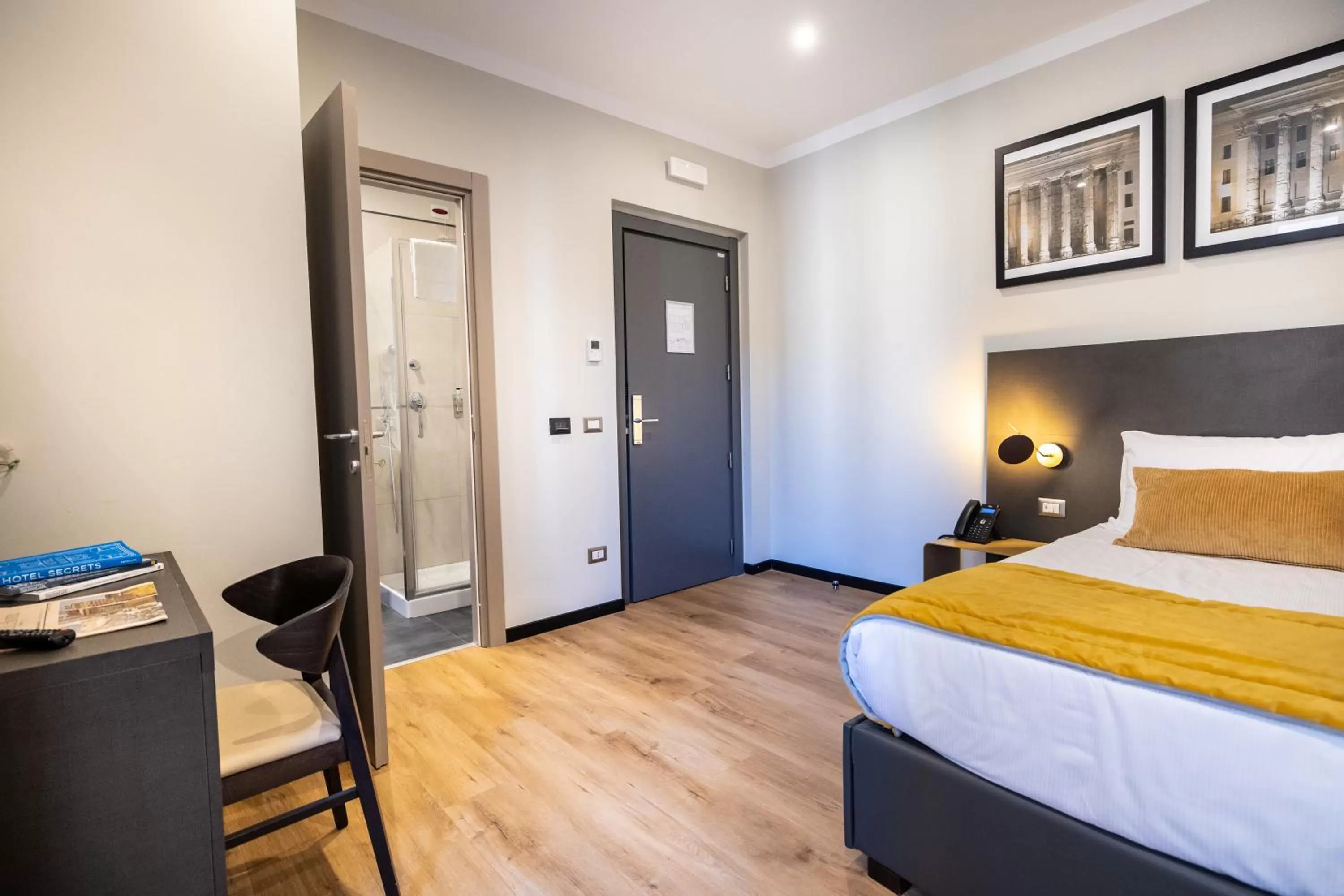 Photo of the whole room, Bed in The Cross Hotel