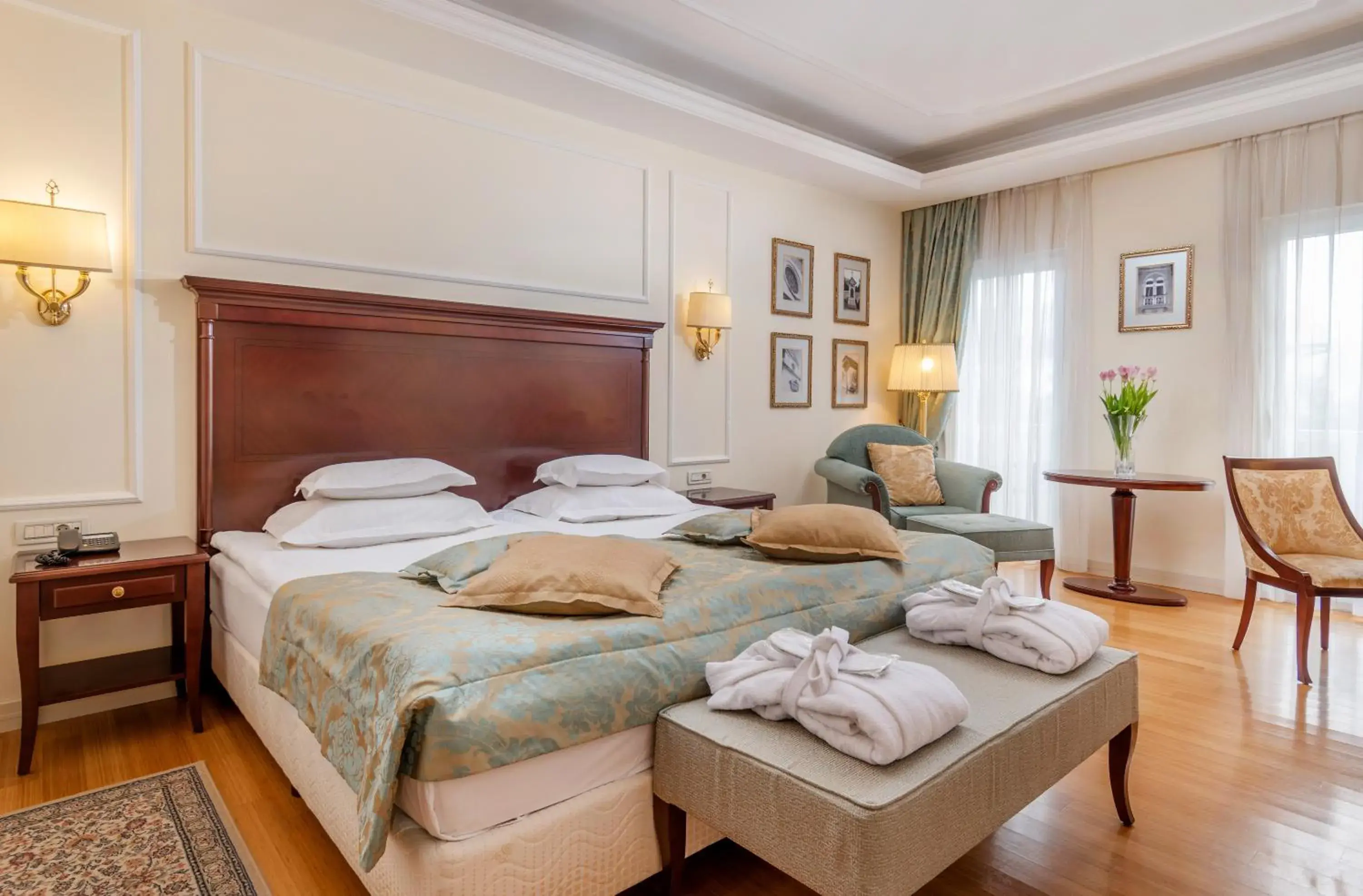 Bed in Hotel President Solin