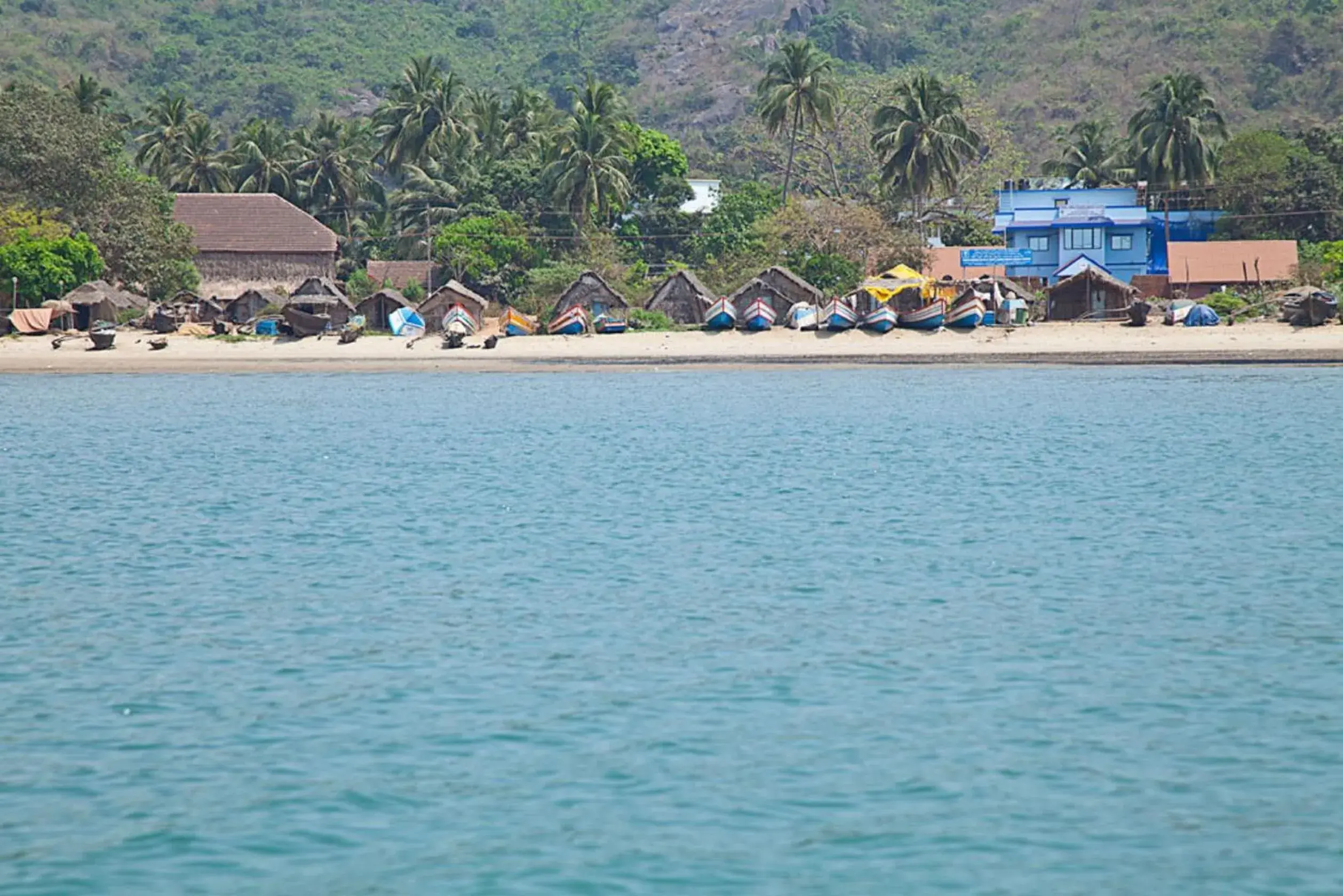 Location, Beach in Sterling Karwar