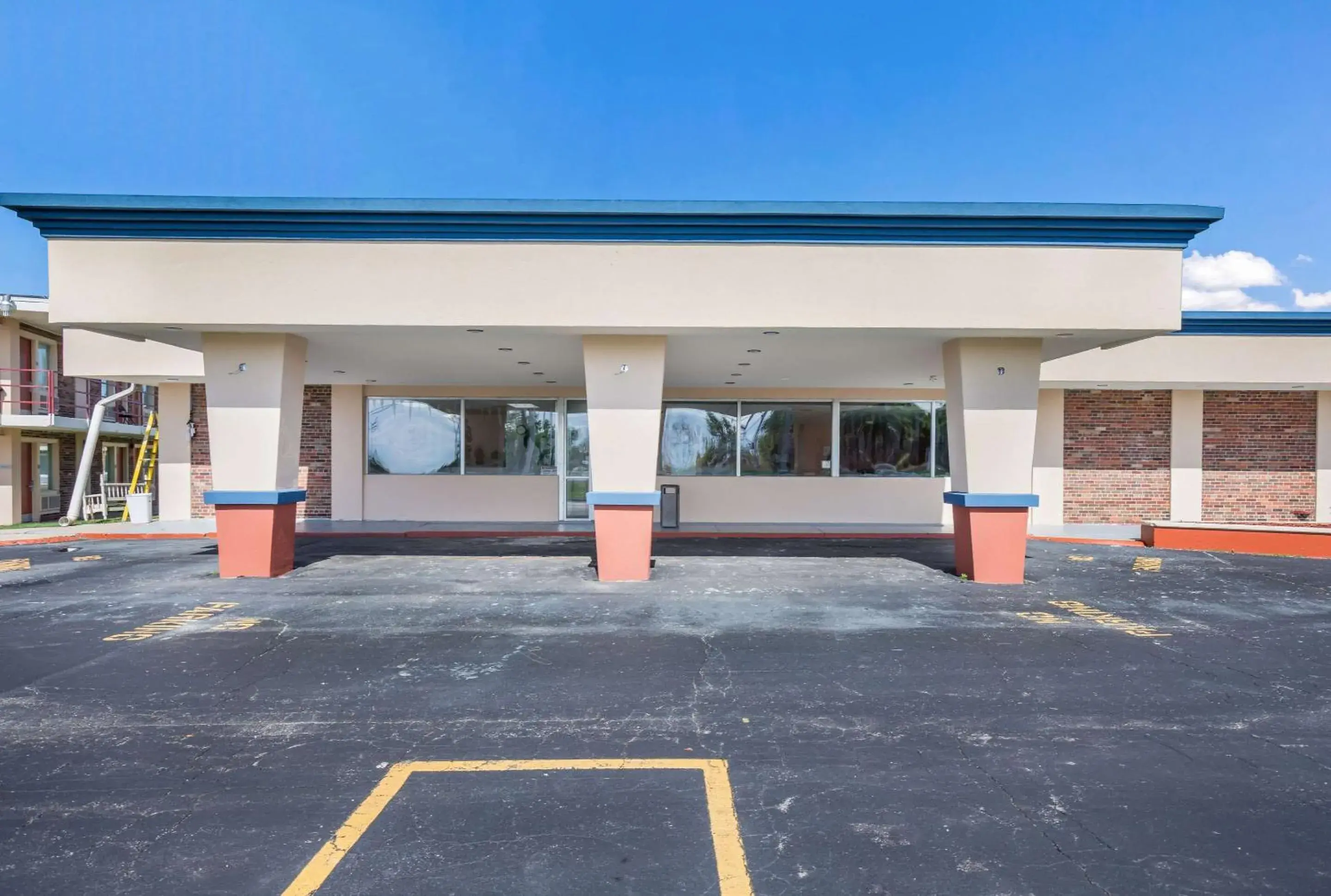 Property Building in Econo Lodge Neenah