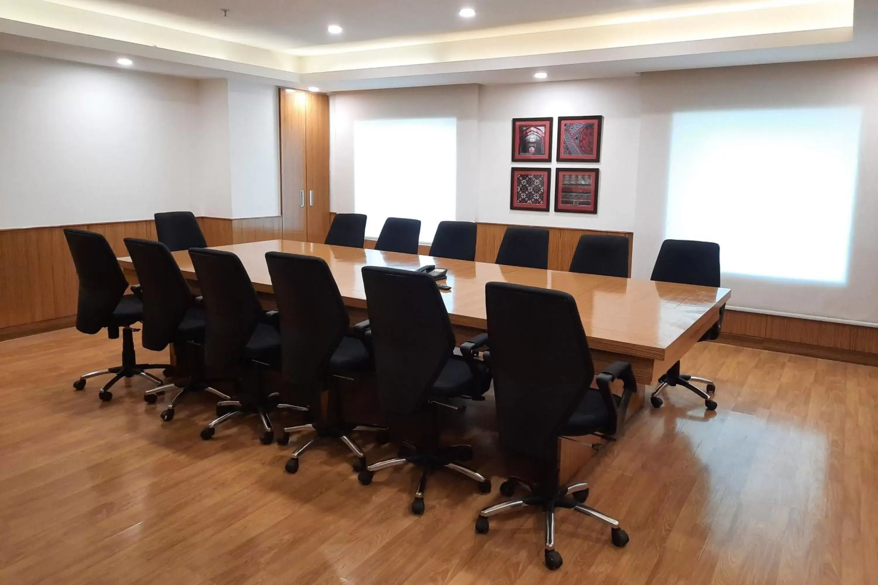 Meeting/conference room in Four Points by Sheraton Vadodara
