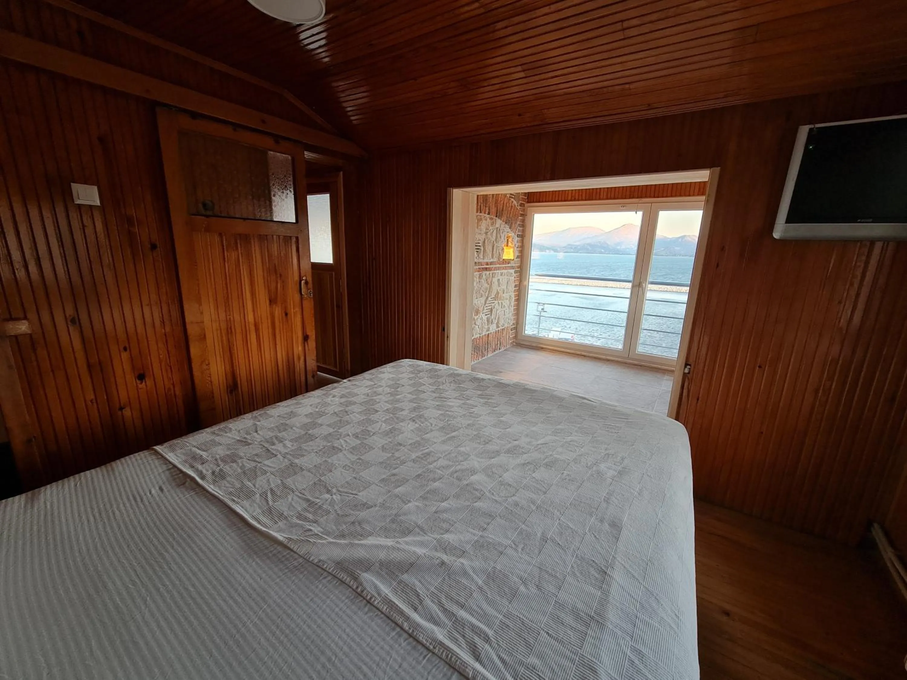 Lake view, Bed in Lale Pension