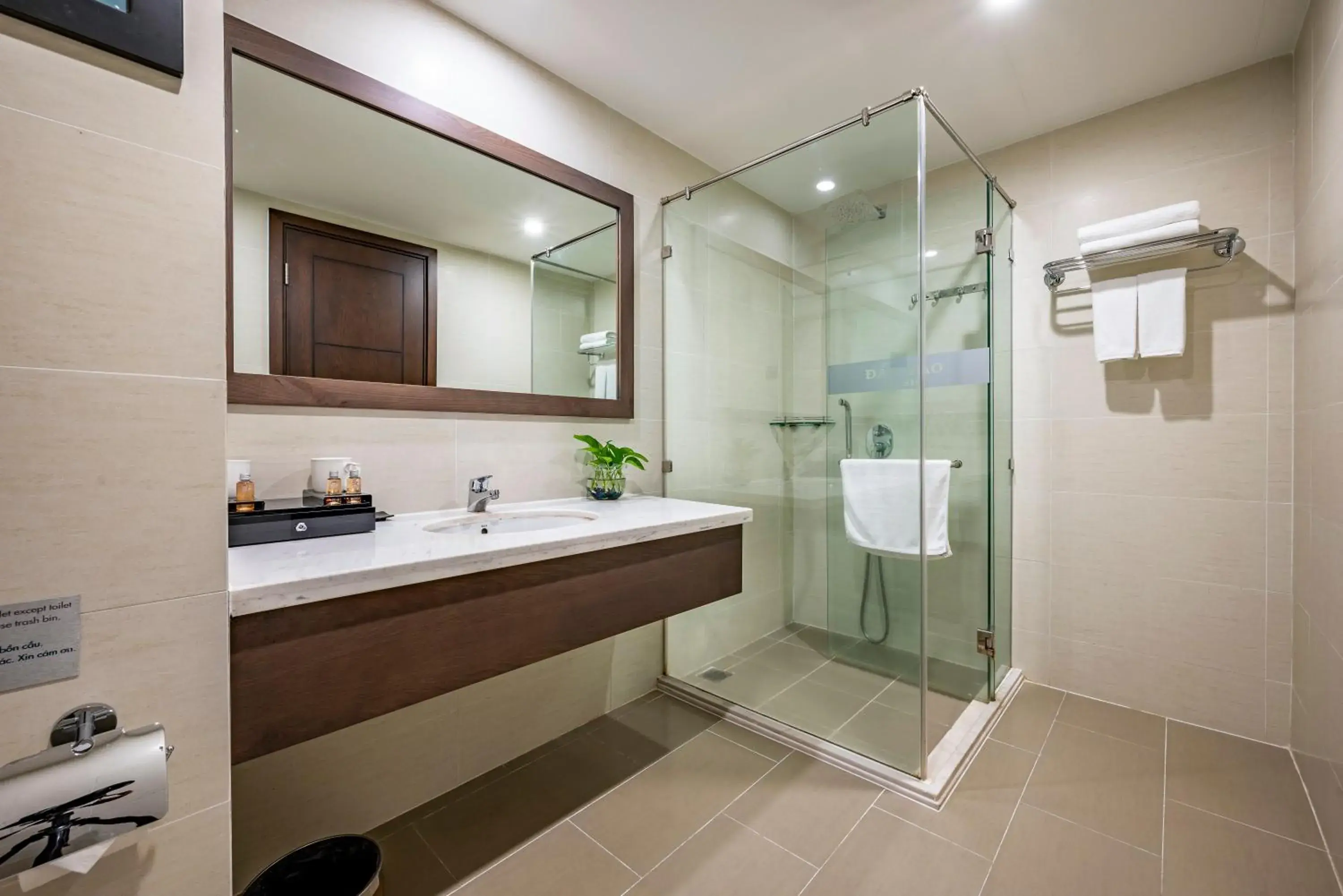 Shower, Bathroom in Malibu Hotel