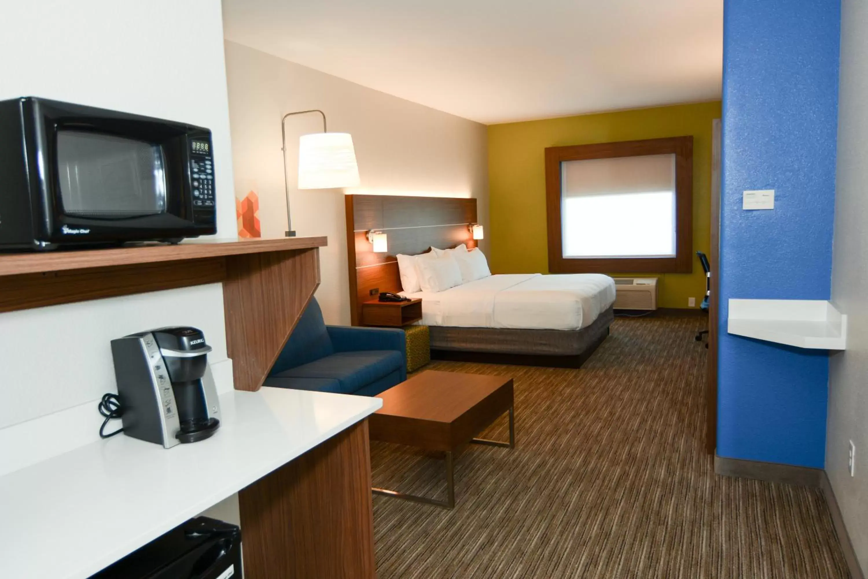 Bedroom, TV/Entertainment Center in Holiday Inn Express Hotel & Suites New Boston, an IHG Hotel