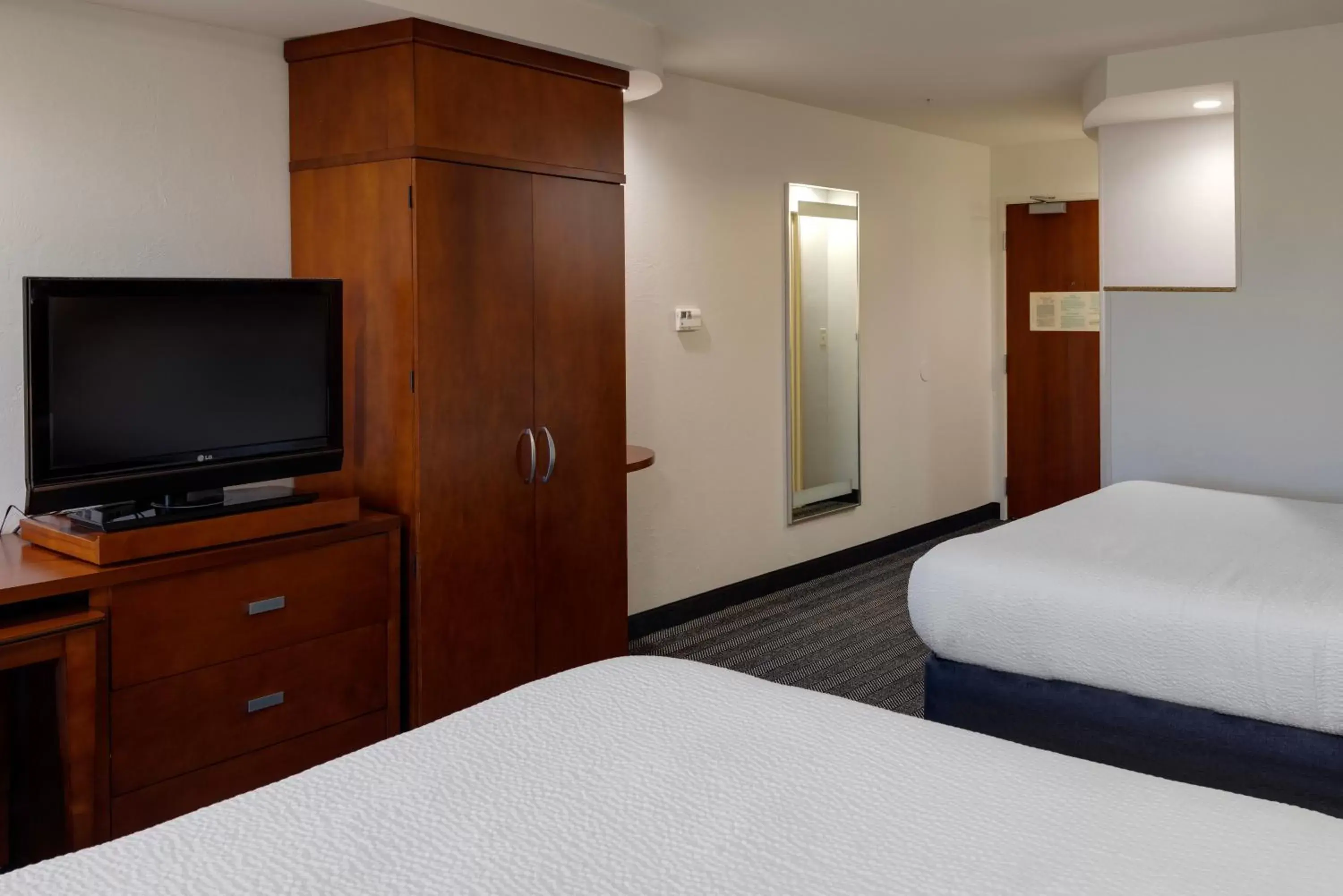 Guests, TV/Entertainment Center in Courtyard by Marriott Oklahoma City North/Quail Springs