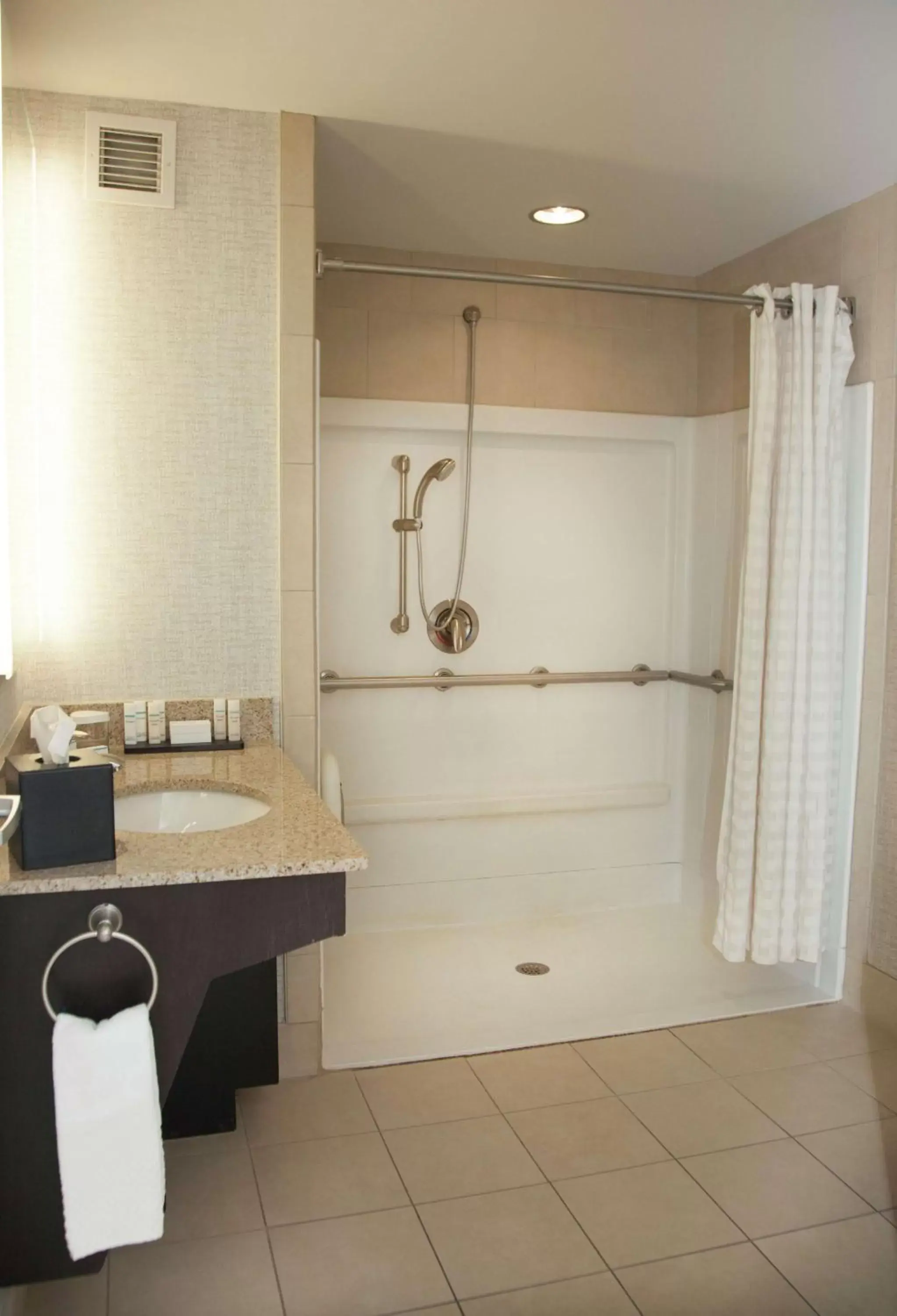 Bathroom in Embassy Suites Columbus - Airport