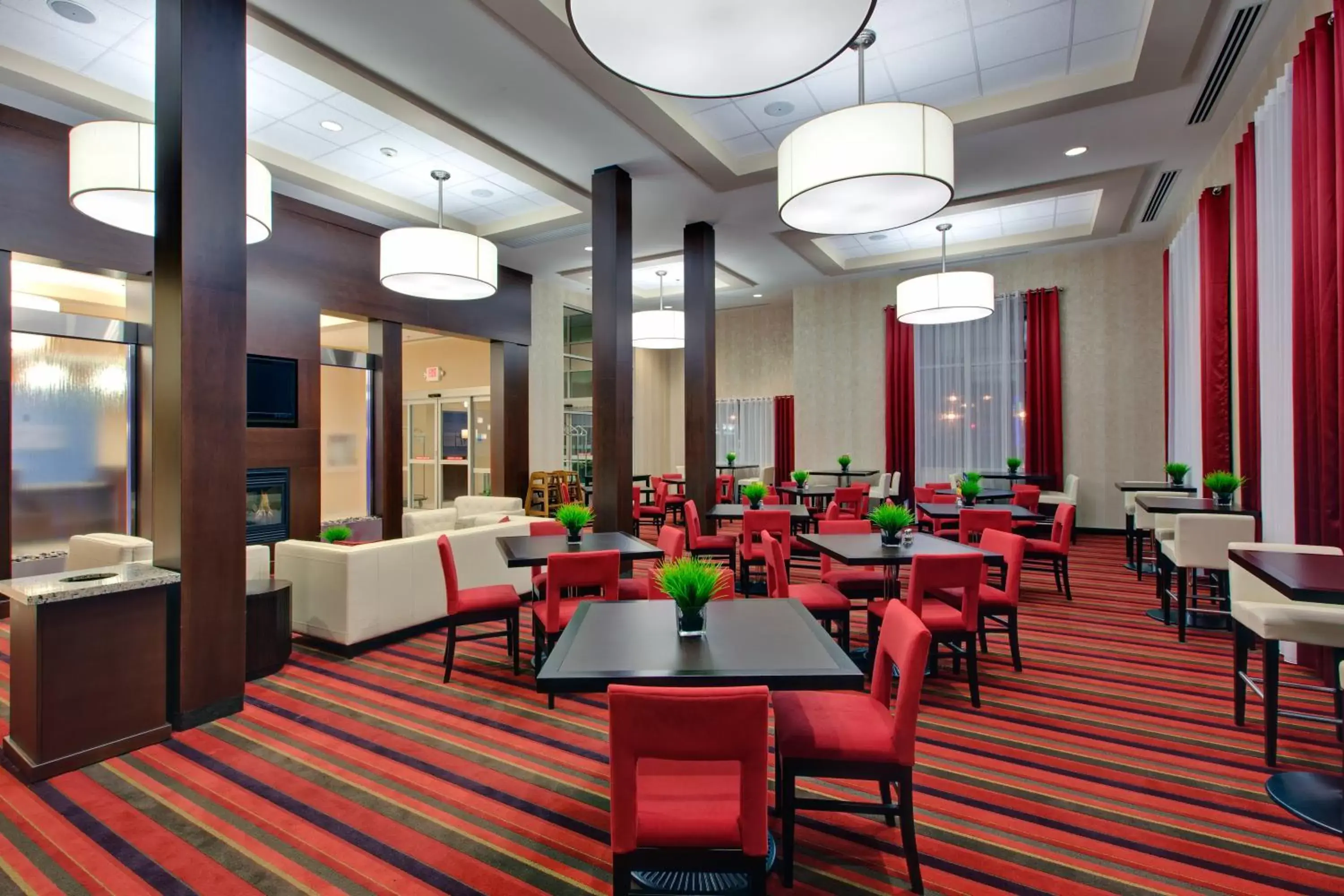 Breakfast, Restaurant/Places to Eat in Holiday Inn Express Hotel & Suites Chatham South, an IHG Hotel