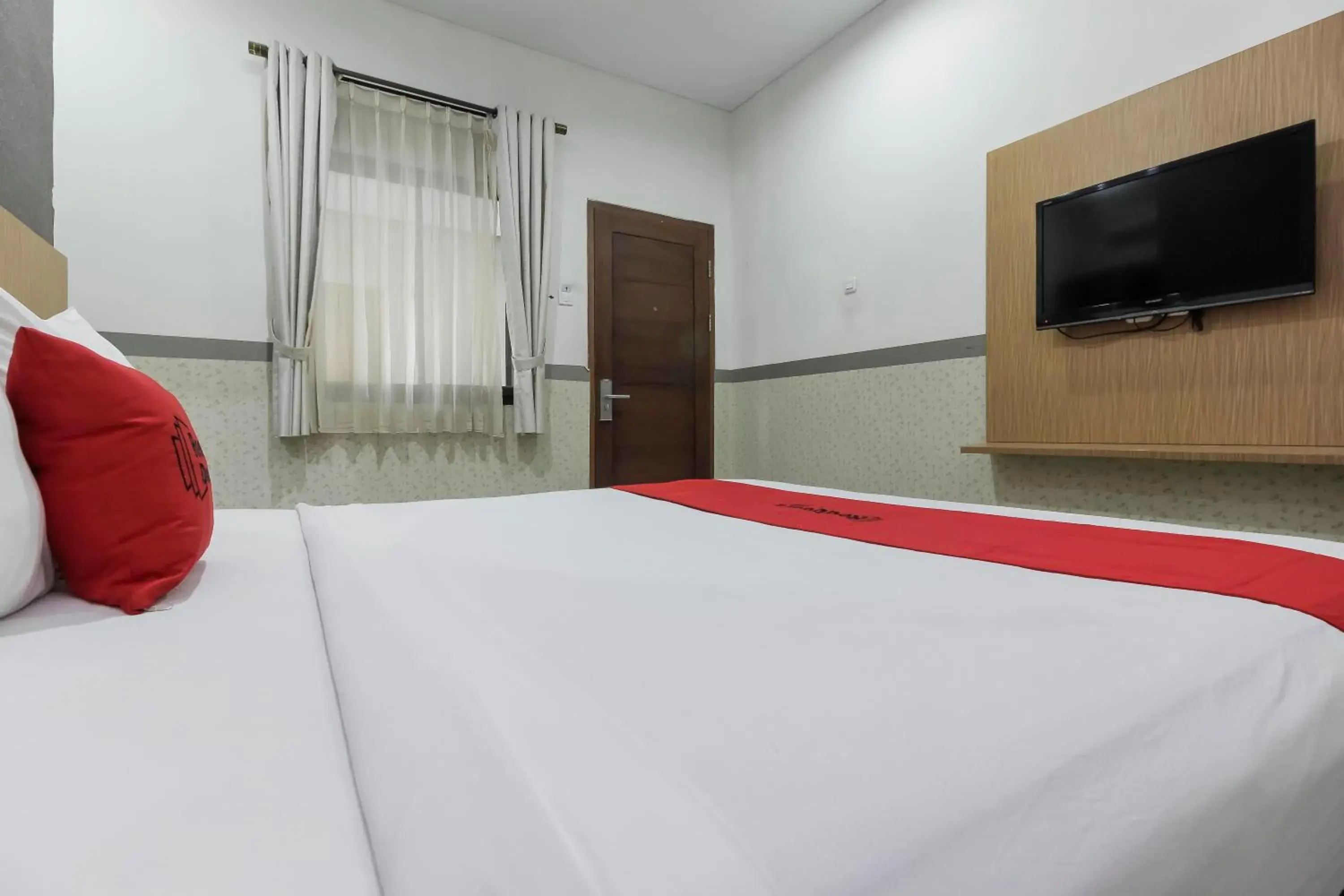 Bedroom, Bed in RedDoorz Plus @ Tuparev Cirebon