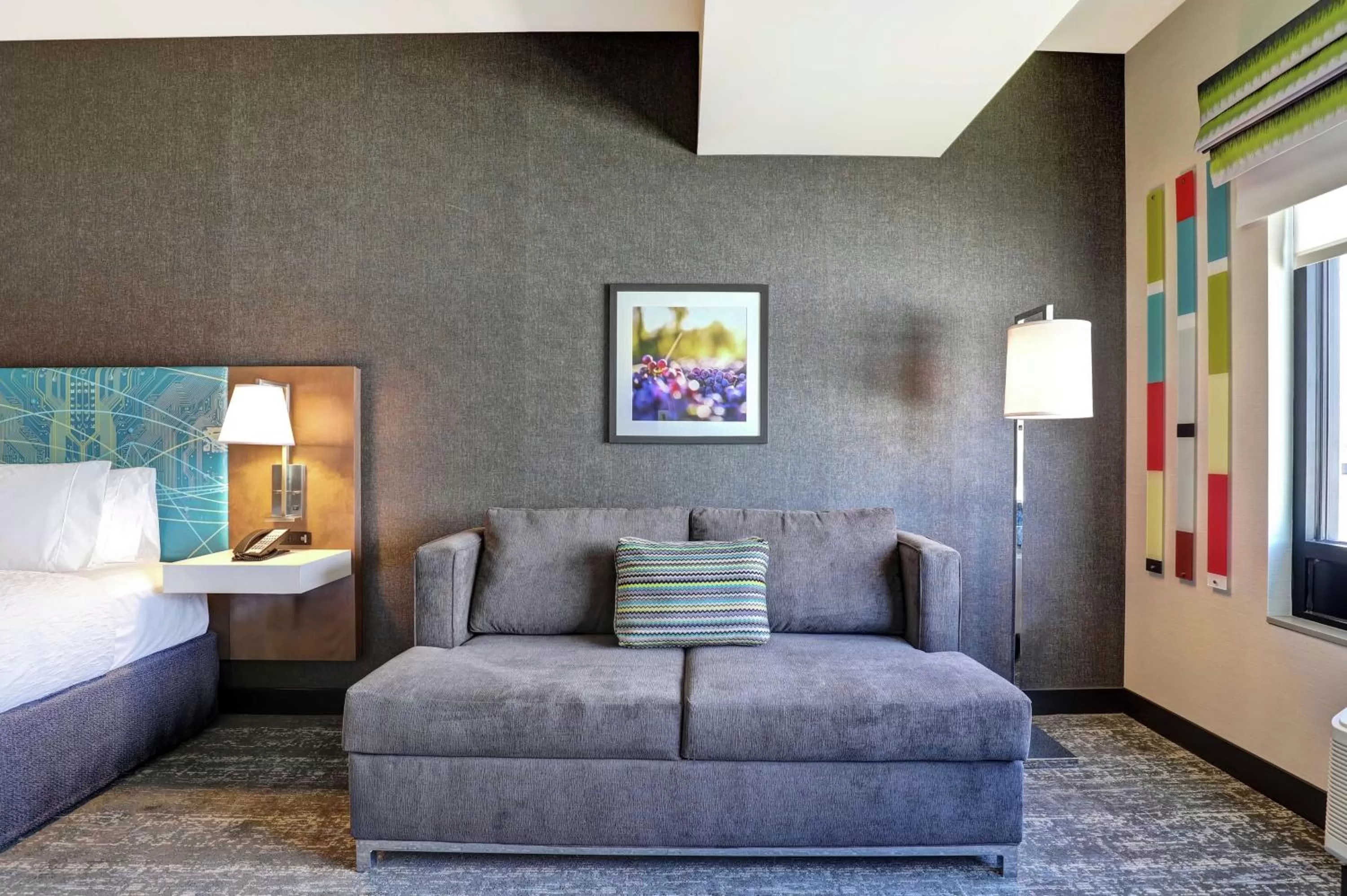 Living room, Bed in Hampton Inn St. Catharines Niagara