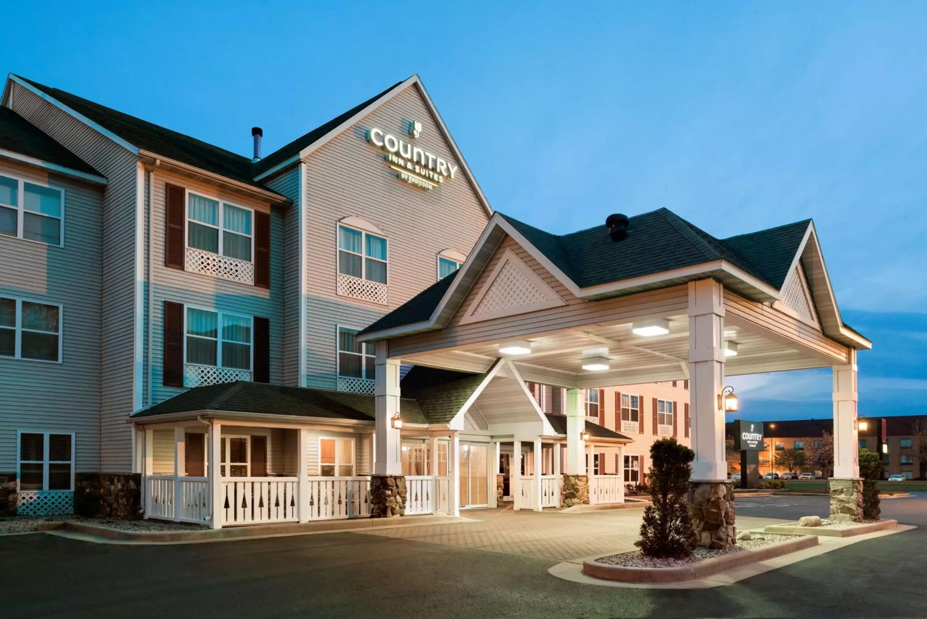 Property building in Country Inn & Suites by Radisson, Stevens Point, WI