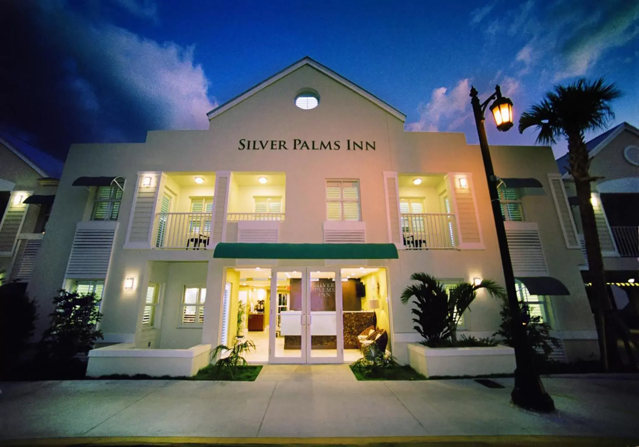 Property Building in Silver Palms Inn