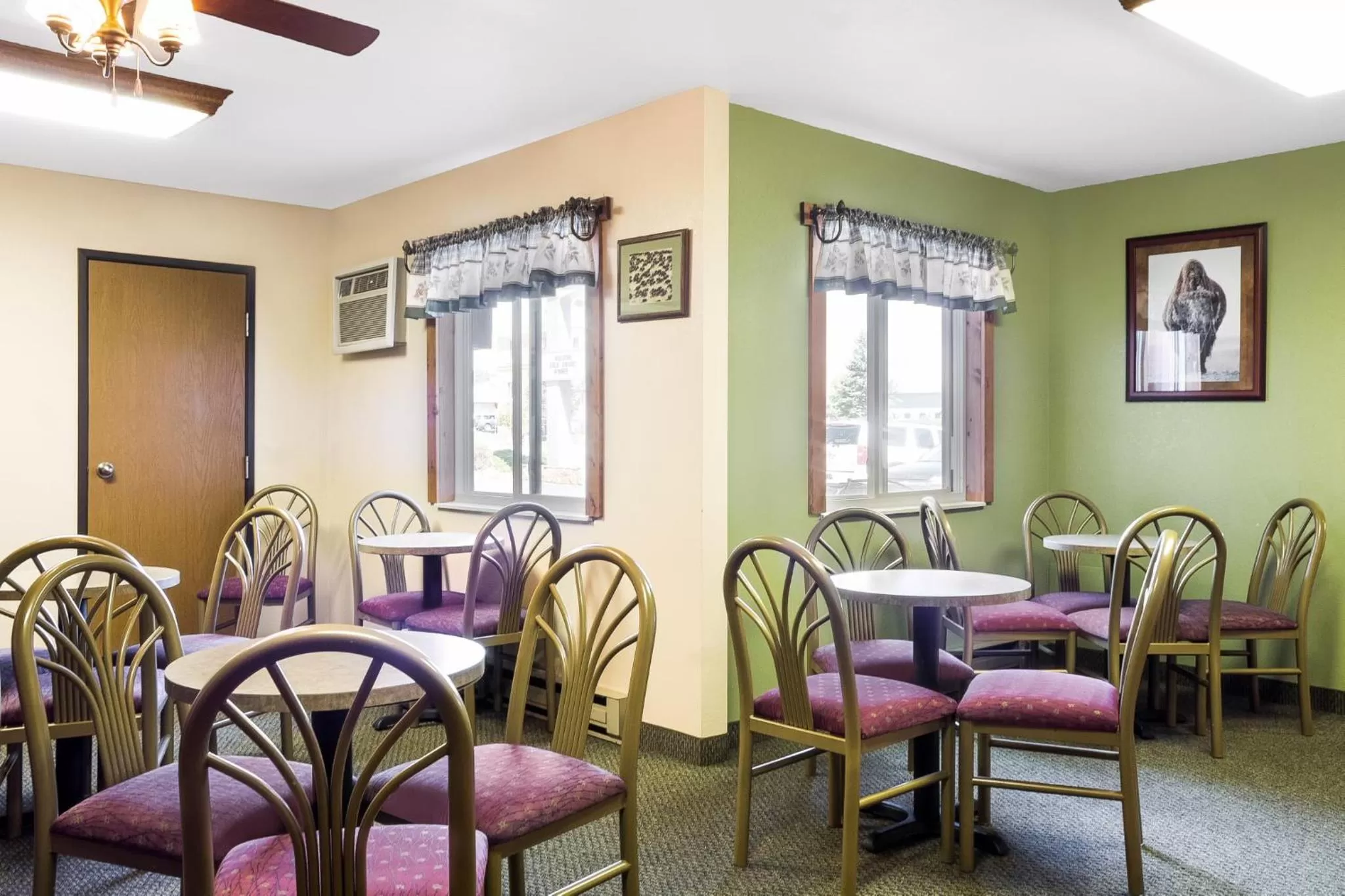 Restaurant/places to eat in Econo Lodge, Downtown Custer Near Custer State Park and Mt Rushmore