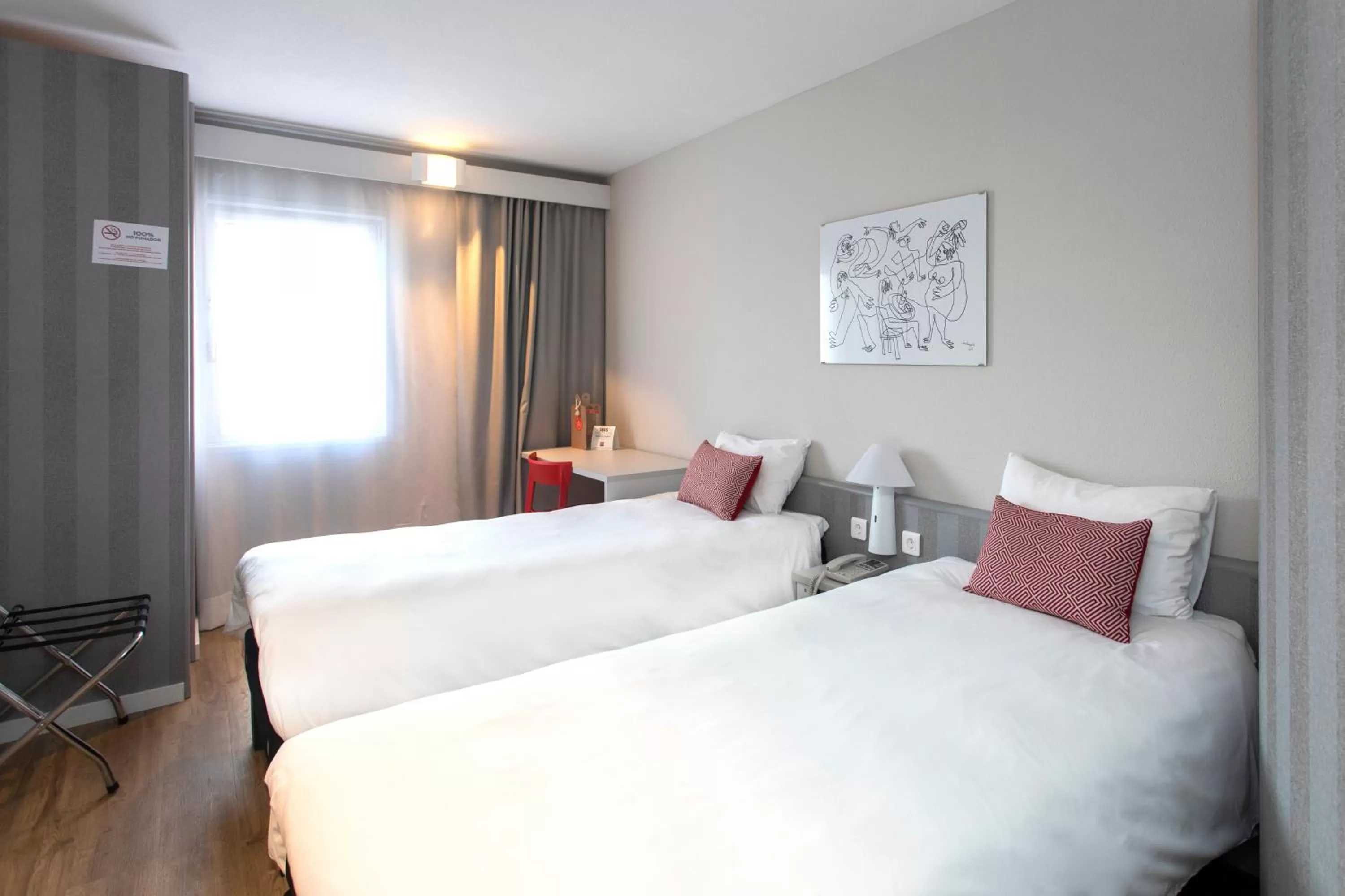 Photo of the whole room, Bed in Ibis Valencia Alfafar