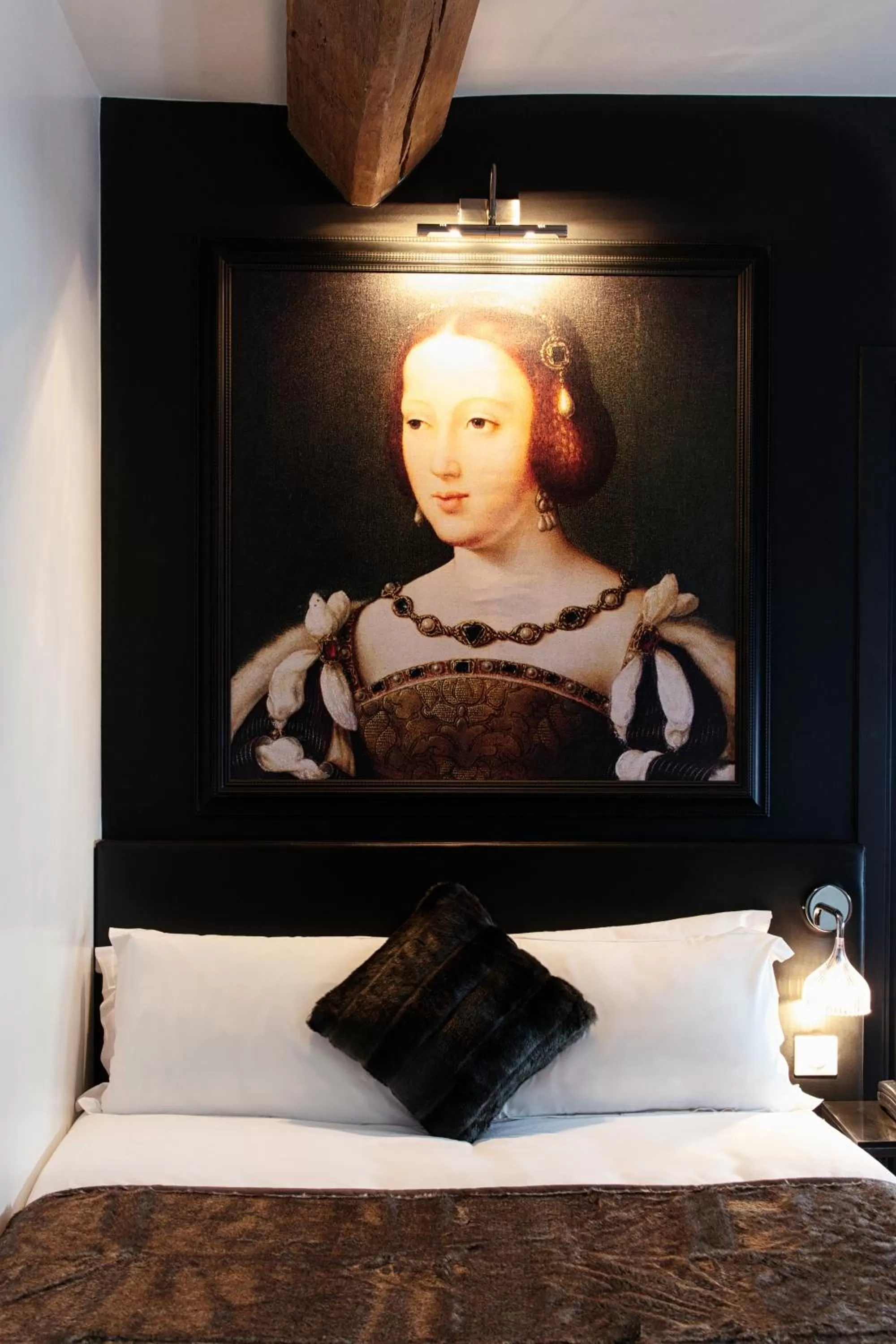 Bed in Hôtel le Clos de Notre Dame