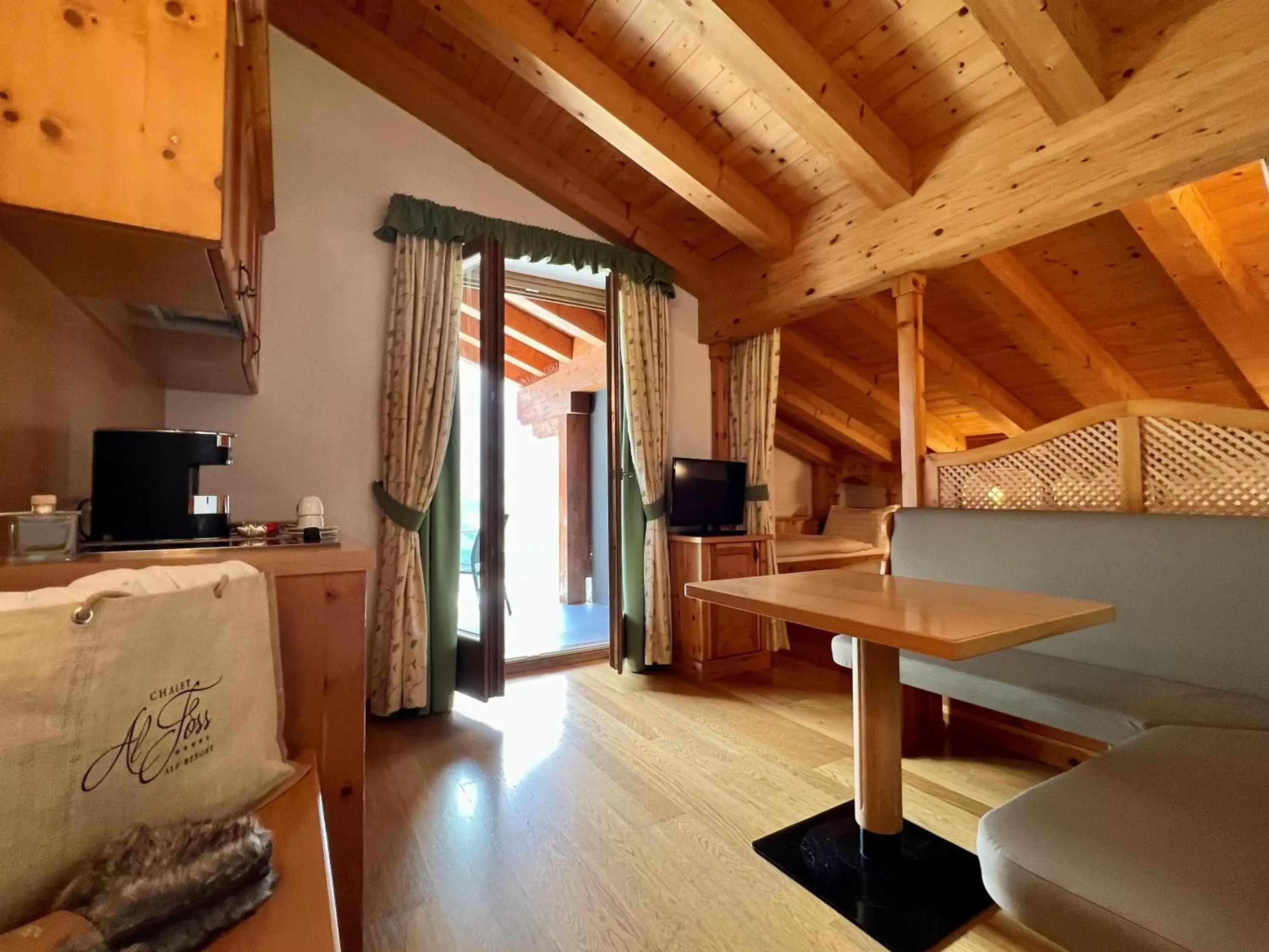 Photo of the whole room, Kitchen/Kitchenette in Hotel Chalet Al Foss