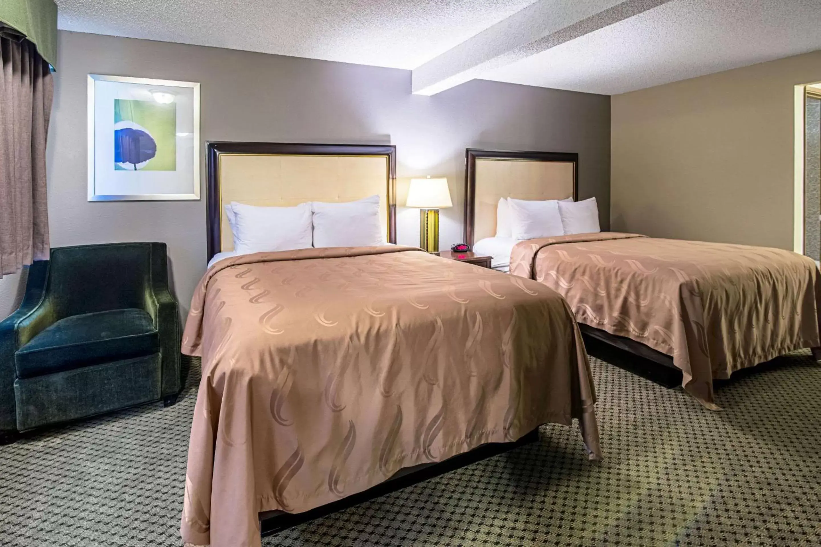 Photo of the whole room, Bed in Roosevelt Hotel