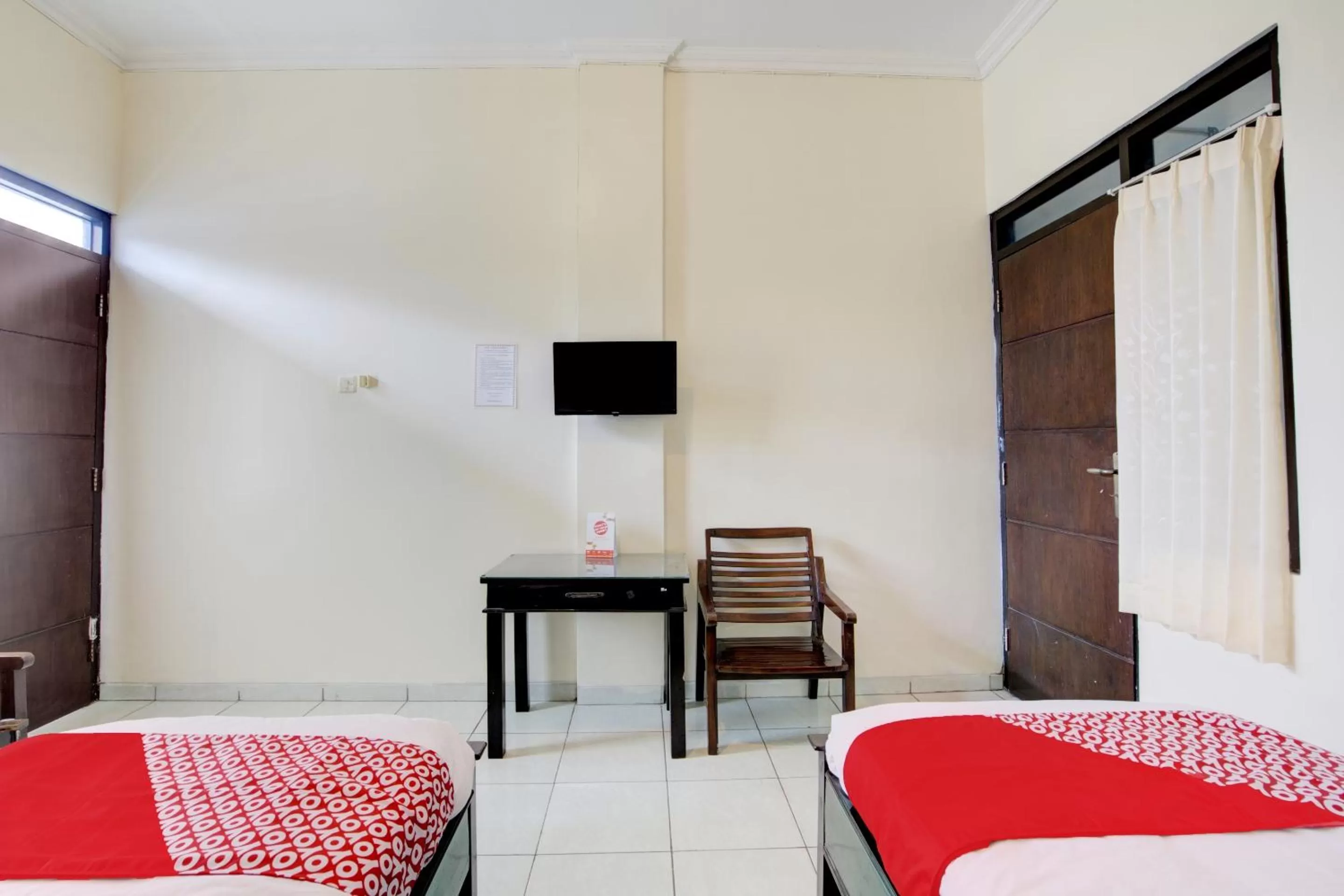 Bedroom, TV/Entertainment Center in OYO 3862 Syariah Hotel Pandan Wangi