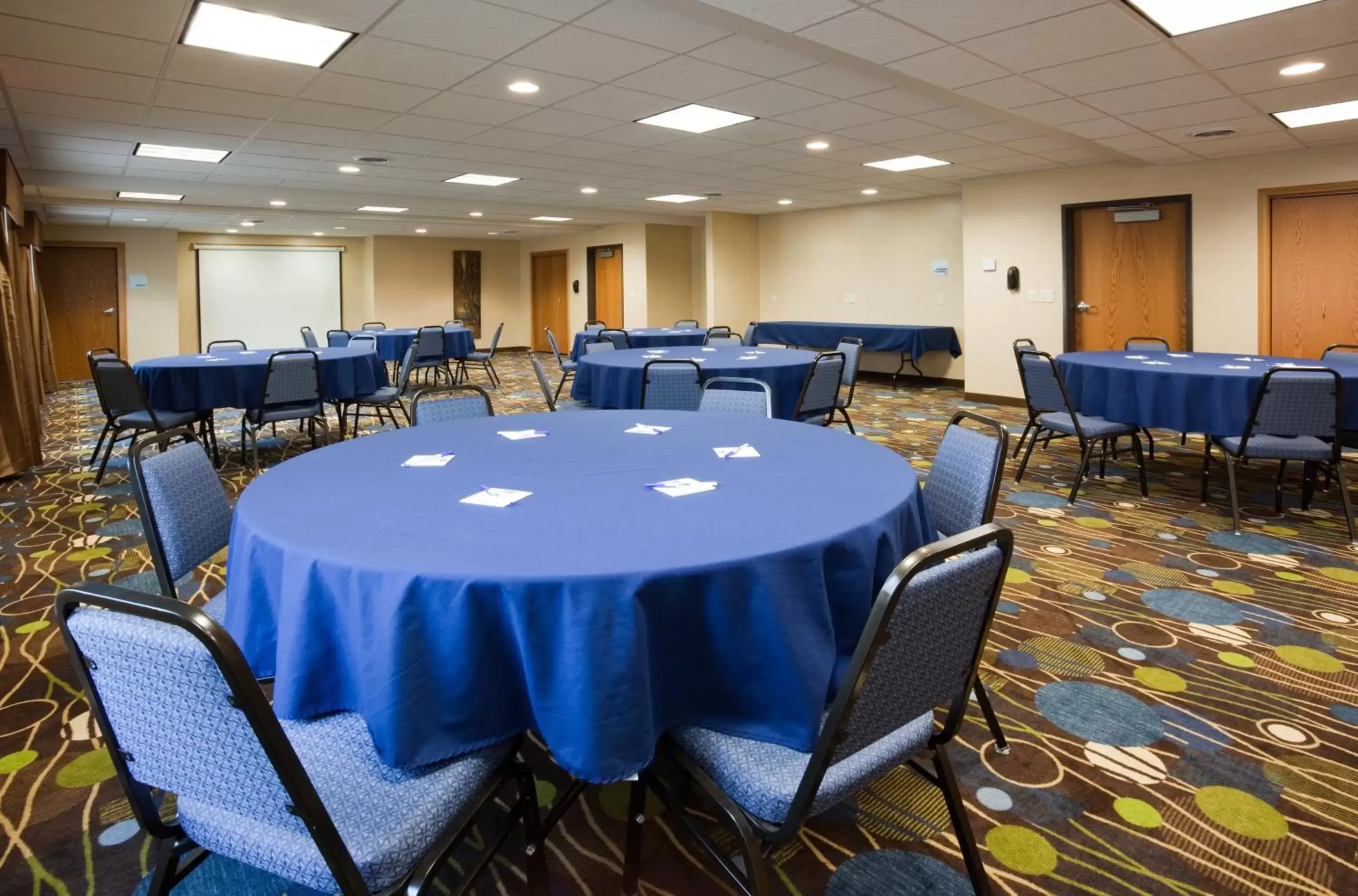 Meeting/conference room in Holiday Inn Express Hotel & Suites Antigo, an IHG Hotel