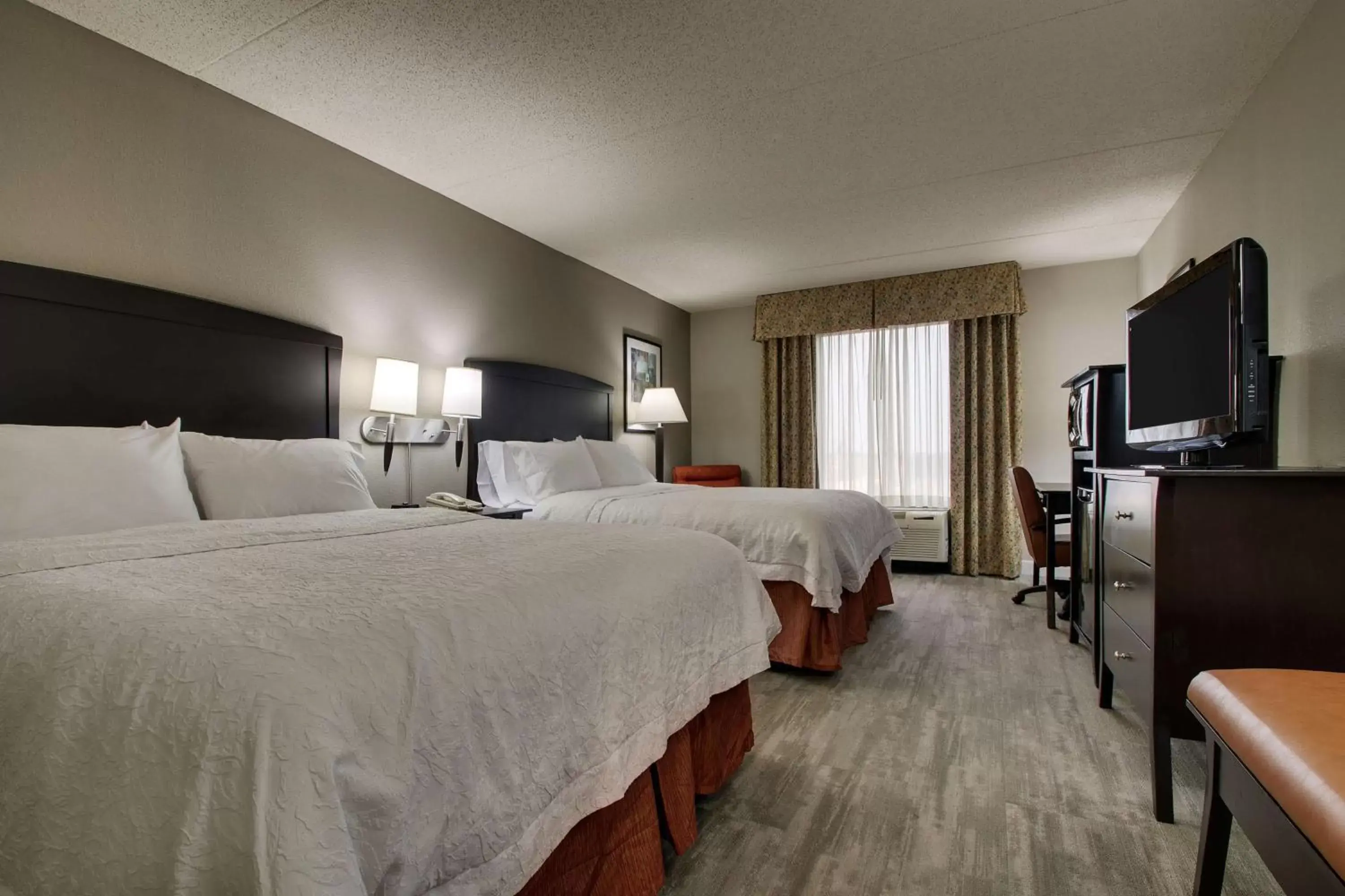 Bedroom in Hampton Inn & Suites Spartanburg-I-26-Westgate Mall
